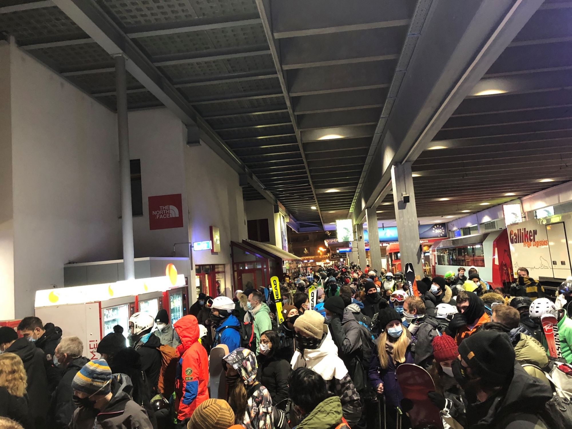 Une photo reçue de la part d'un lecteur témoigne d'une foule présente à la gare de Zermatt.