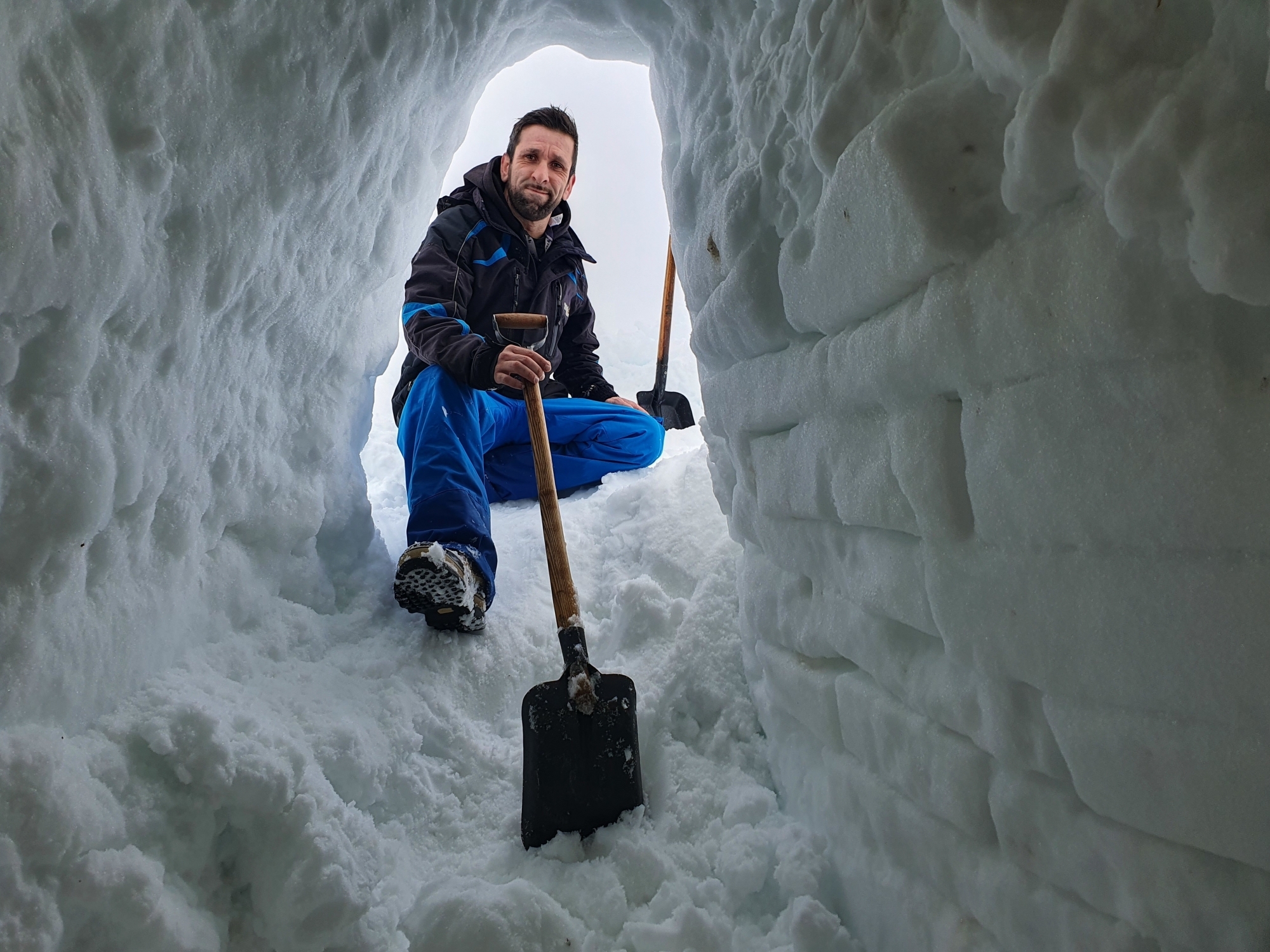 Marcio Morais a commencé par aménager un igloo dans la cabine de son imposant camion.