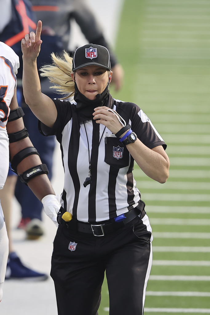 "Quand j'ai commencé à arbitrer, il y avait très peu de femmes dans le football américain...",  a-t-elle déclaré cette semaine.