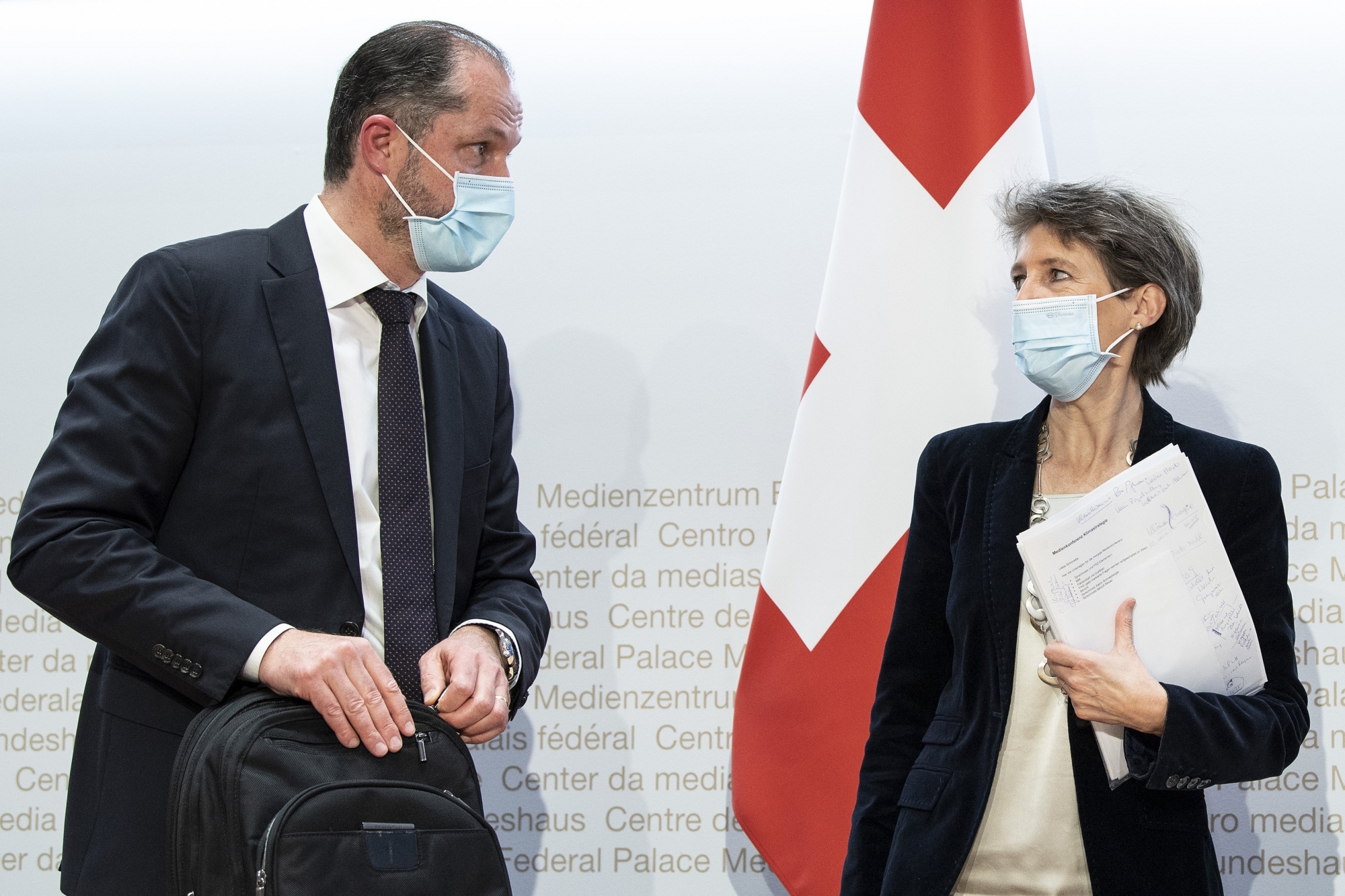 Benoit Revaz, Direktor Bundesamt fuer Energie, BFE, links, und Bundesraetin Simonetta Sommaruga sprechen an einer Medienkonferenz zur Klimastrategie, am Donnerstag, 28. Januar 2021, in Bern. (KEYSTONE/Peter Schneider) Le Nouvelliste