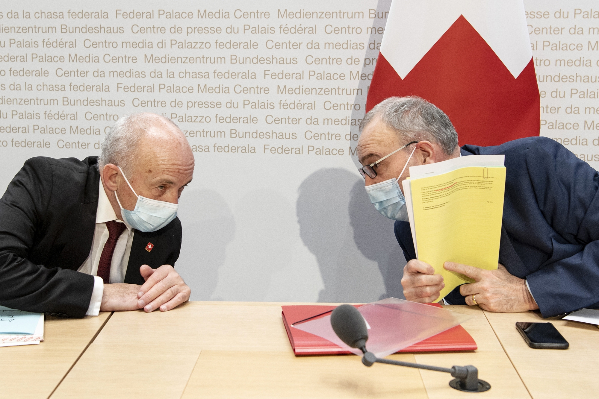 Bundespraesident Guy Parmelin, rechts, und Bundesrat Ueli Maurer sprechen an einer Medienkonferenz zu Covid 19 Massnahmen, am Mittwoch, 27. Januar 2021, in Bern. (KEYSTONE/Peter Schneider)