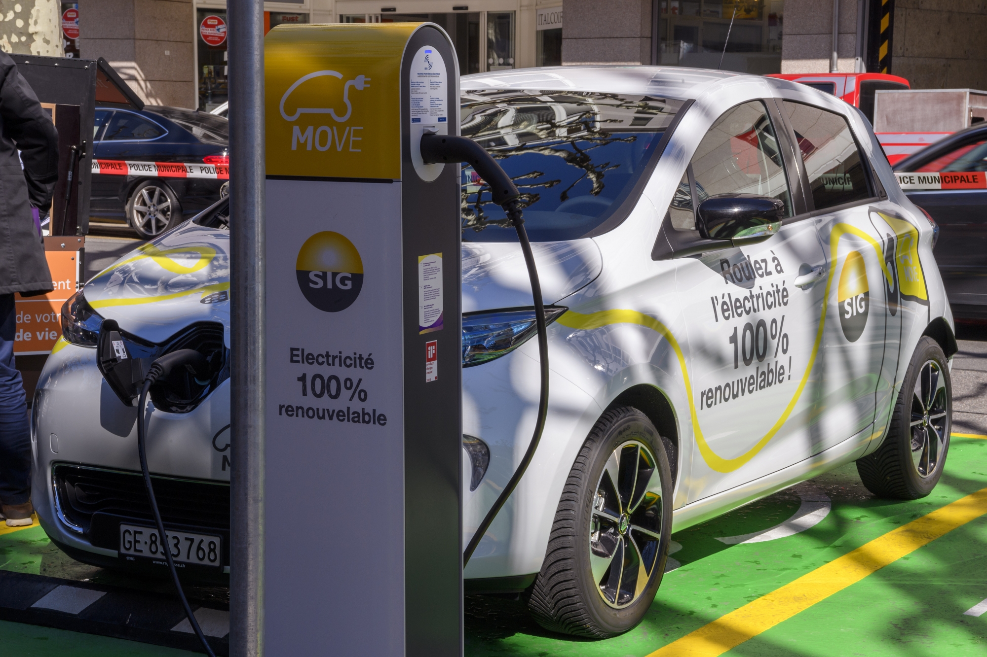 Une voiture electrique et sa borne Move de recharge, photographiees, avant la presentation a la presse, des premieres bornes de recharge electrique pour les voitures accessibles sur la voie publique, ce vendredi 23 mars 2018 a Geneve. Ces stations de recharge electrique sur l'espace public, sont en effet appelees a se multiplier a l'avenir, conformement aux objectifs prevus par la strategie cantonale de l'electromobilite. (KEYSTONE/Martial Trezzini)