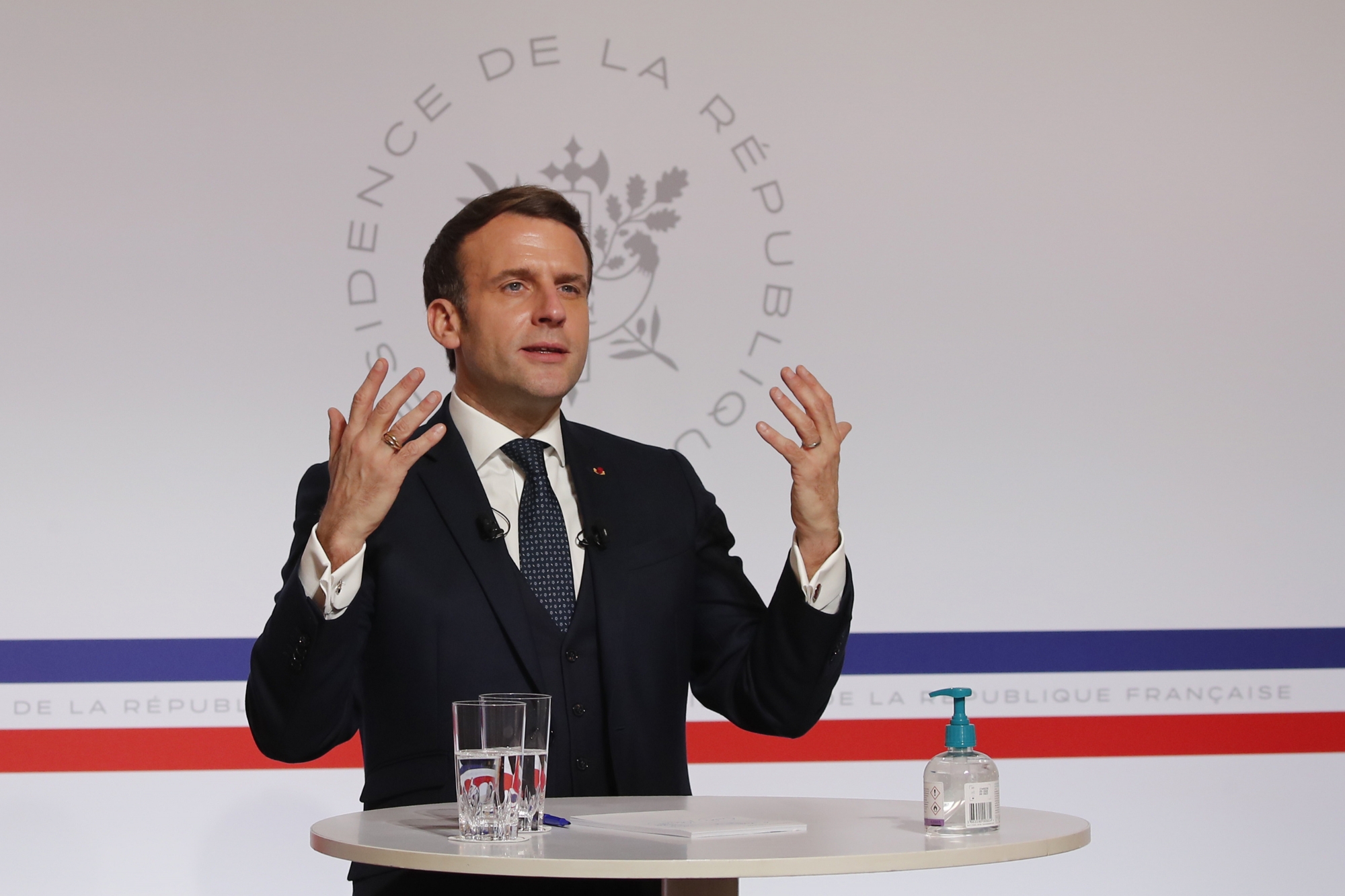 French President Emmanuel Macron, attends a video conference at the Elysee Palace in Paris, Tuesday, Jan. 26, 2021, with German Klaus Schwab, Founder and Executive Chairman of the World Economic Forum, WEF, on a video screen at the Davos Agenda in Geneva. The Davos Agenda from Jan. 25 to Jan. 29, 2021 is an online edition due to the coronavirus disease (COVID-19) outbreak. (AP Photo/Francois Mori, Pool) Le Nouvelliste