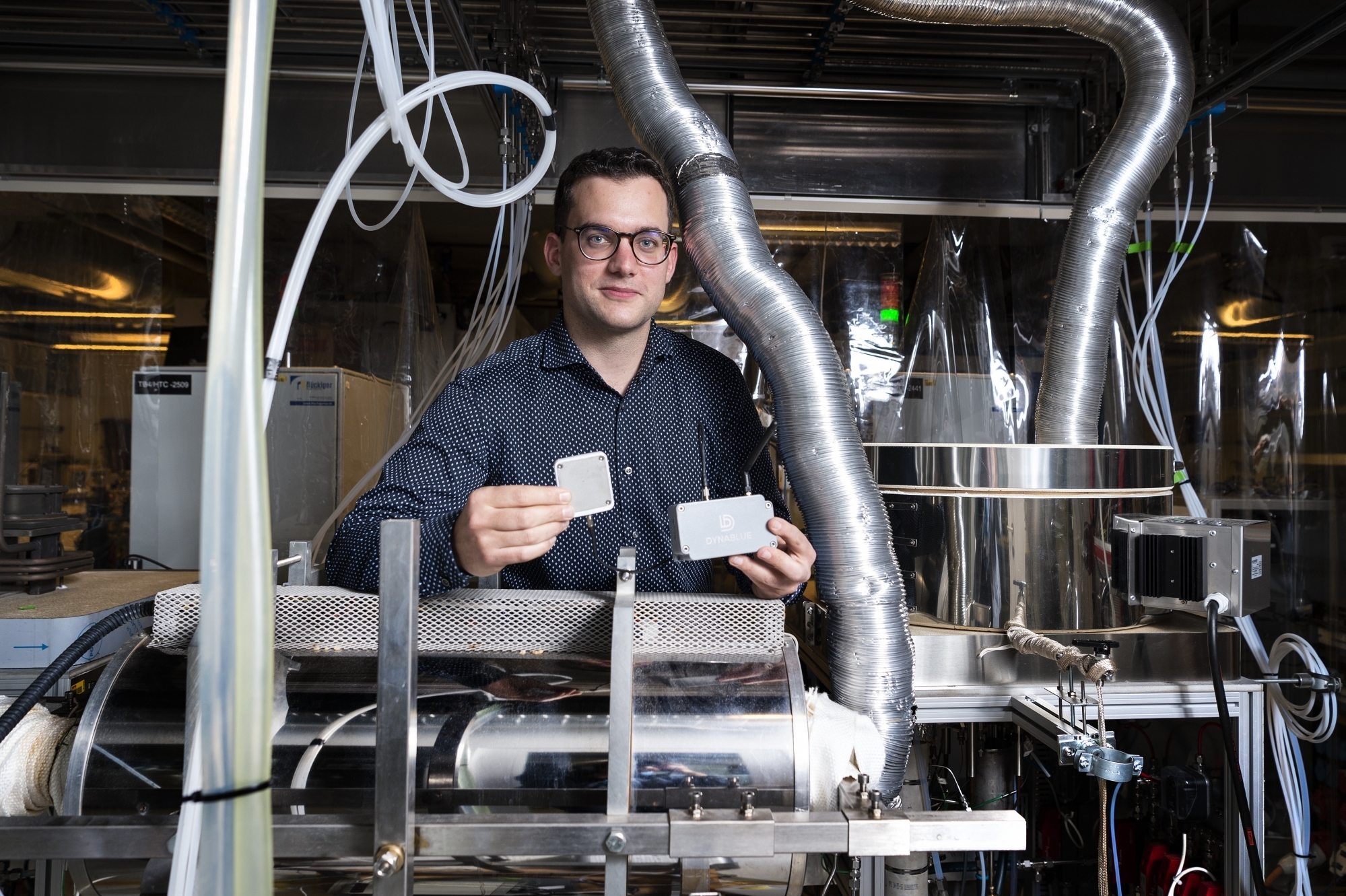 Cofondateur de la start-up Dynablue, Steve Joris expérimente les capteurs thermiques au sein des laboratoires de l'EPFL, à Sion.