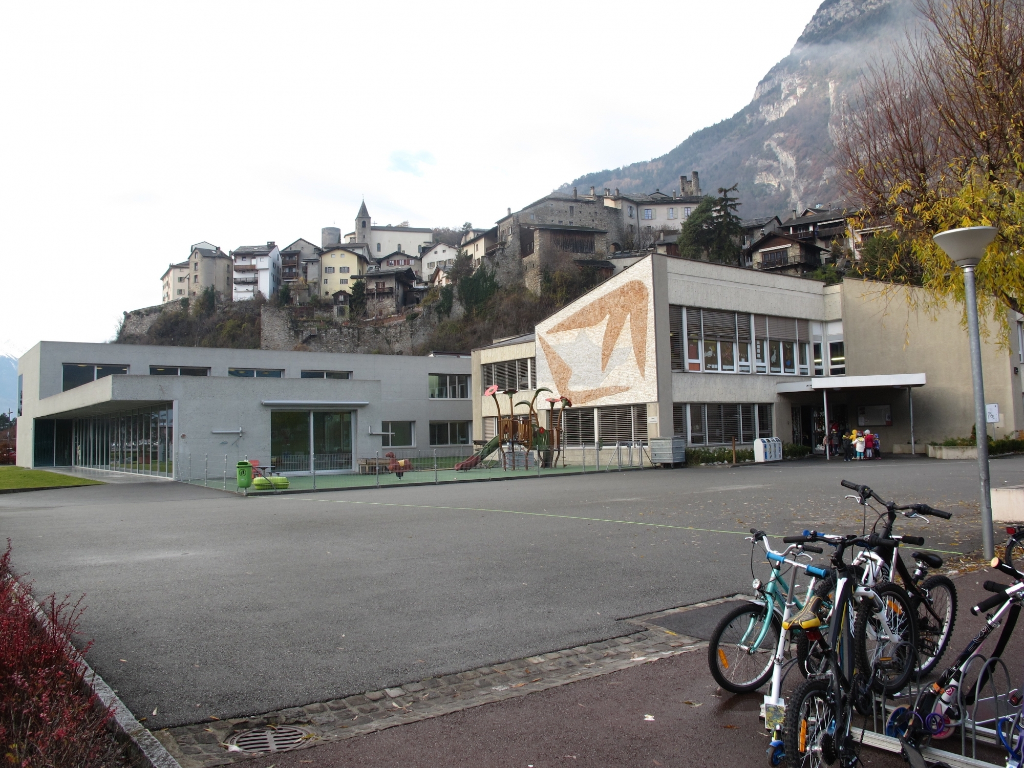 La nouvelle structure pour la petite enfance de Saillon sera construite à proximité du centre scolaire. A terme, les locaux occupés actuellement par la crèche-garderie Les Tapagoilles (à gauche sur notre photo) seront restitués à l'école.