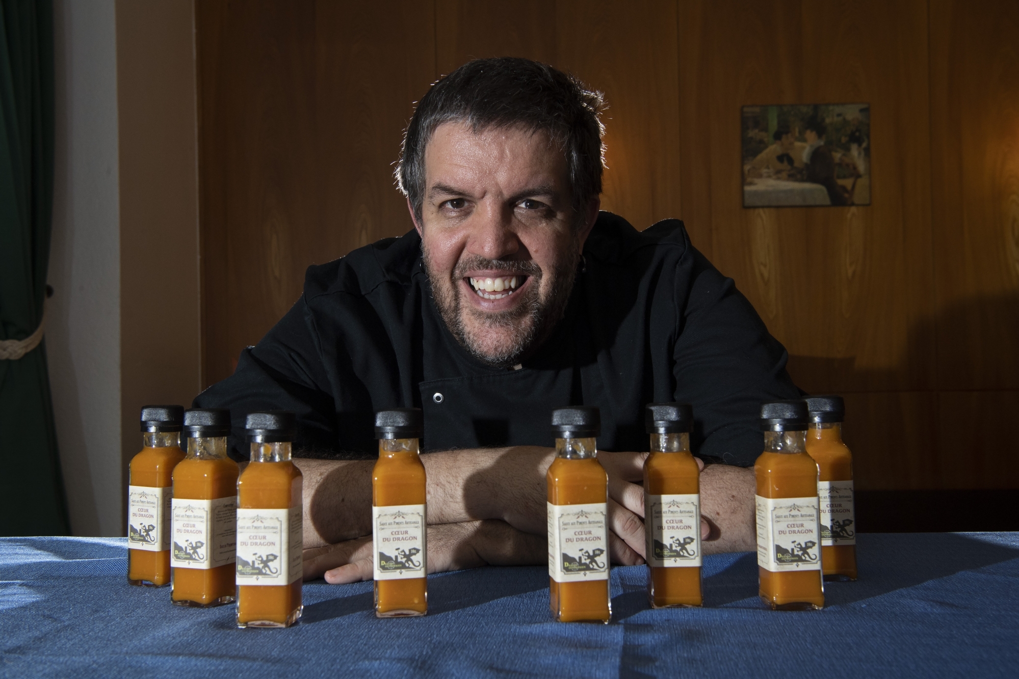 Florian Pict élabore ses sauces pimentées en suivant son instinct.