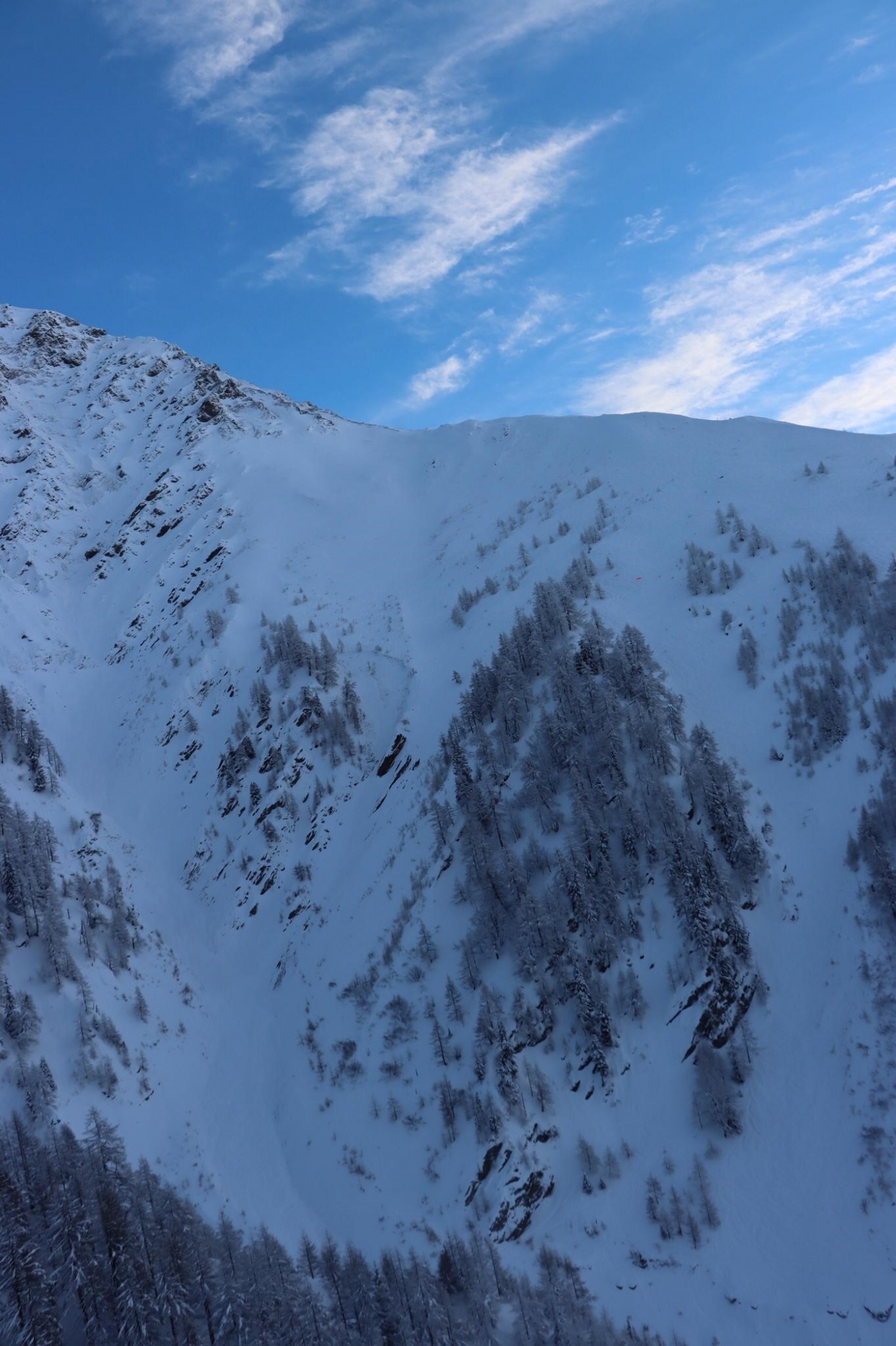 C'est dans ce secteur des hauts de La Fouly que l'avalanche a emporté le snowboarder italien.