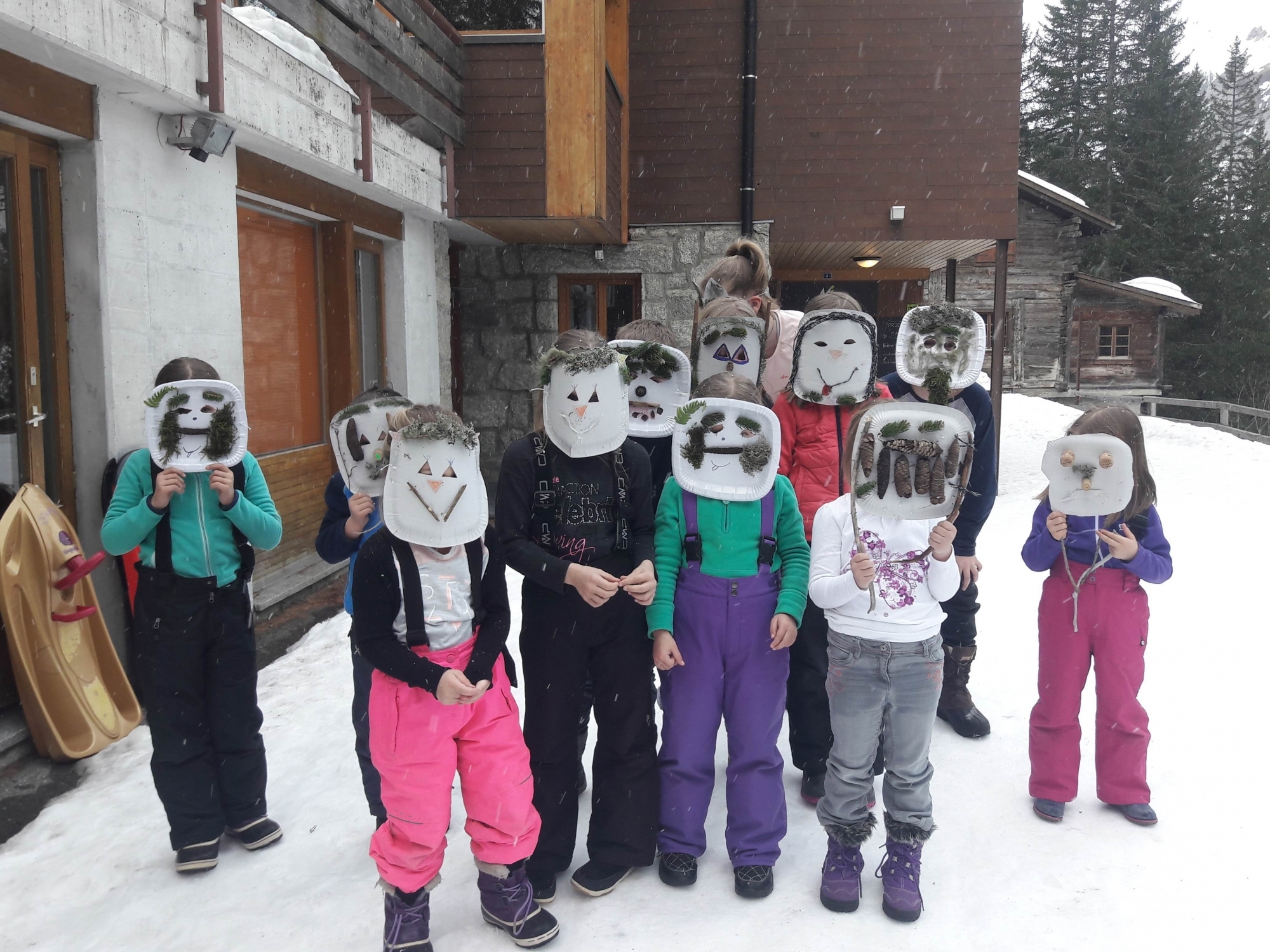 Les enfants fabriqueront des masques avec des matériaux récupérés dans la nature, comme ici lors du carnaval 2020.