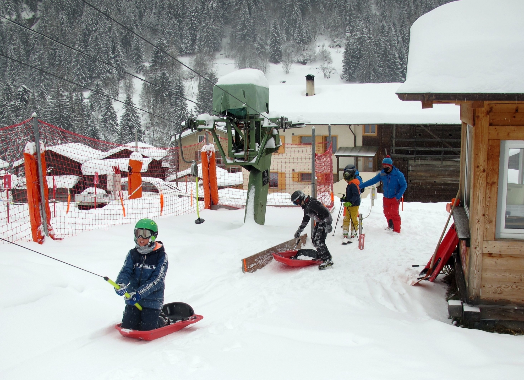 Prisé des skieurs et des bobeurs, le téléski du Dzora, à Lourtier, est gratuit depuis une dizaine d'années. Survenue deux jours après cette photo, une avalanche a malheureusement mis fin à la saison en cours.