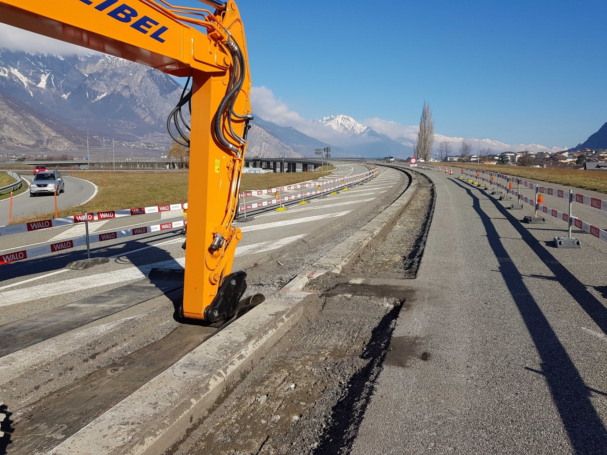 Une tranchée a commencé à être creusée le long du viaduc de Riddes.