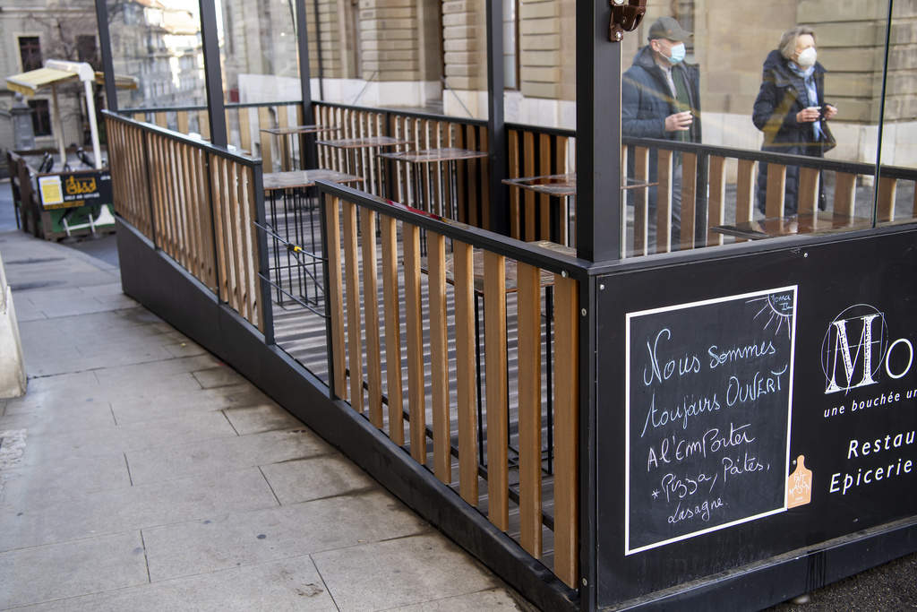 Une courte majorité des cantons souhaitent ouvrir les terrasses plus rapidement.