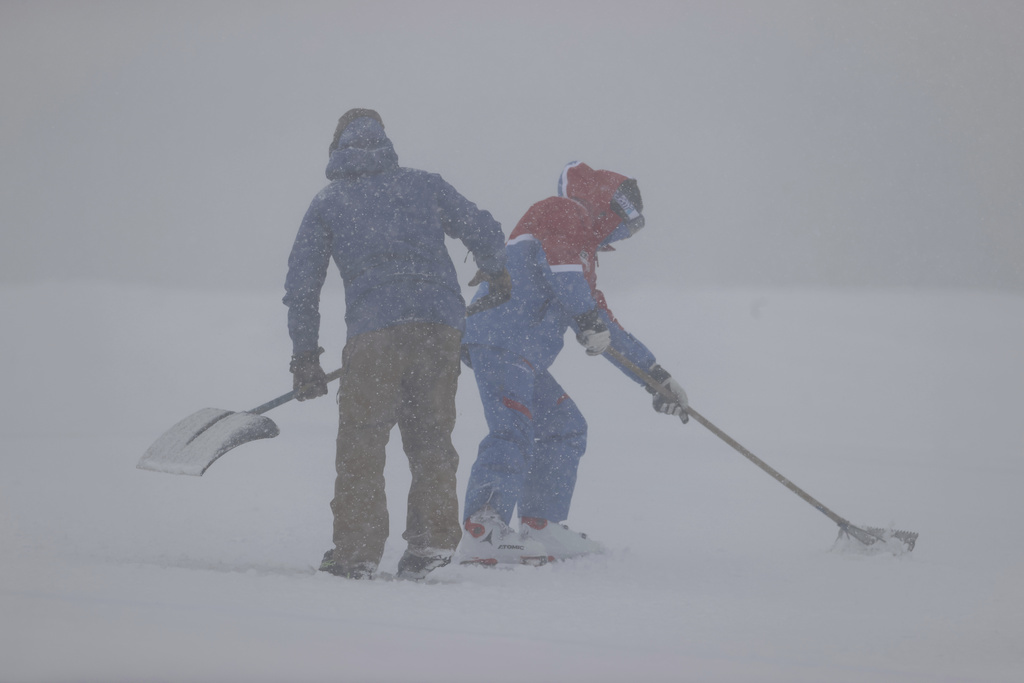 La neige est fortement tombée sur la piste durant la course.