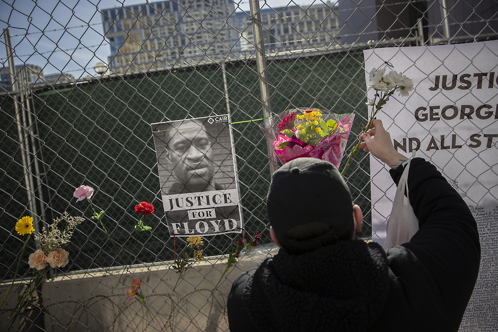 La famille de George Floyd avait déposé plainte au civil en juin 2020 contre la municipalité et les quatre policiers impliqués dans sa mort (ARCHIVE).