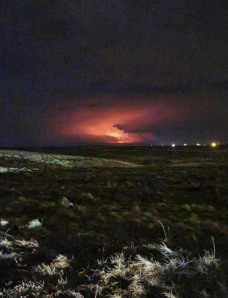 L'éruption a provoqué une coulée de lave et illuminé le ciel nocturne d'un nuage rouge.