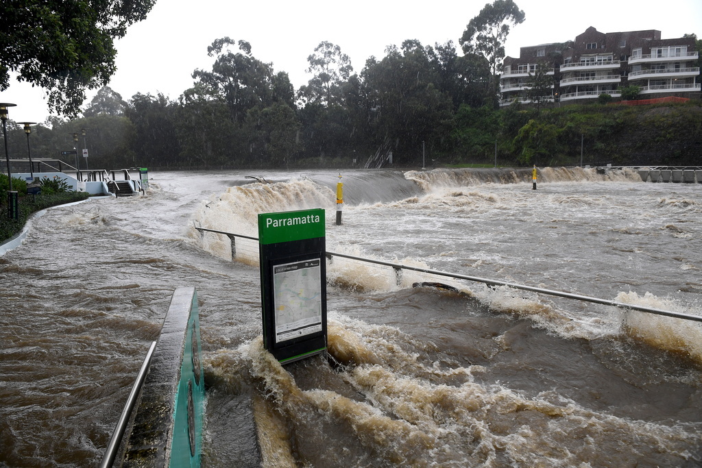 A Parramata, près de Sydney, la rivière déborde et envahit les quais.