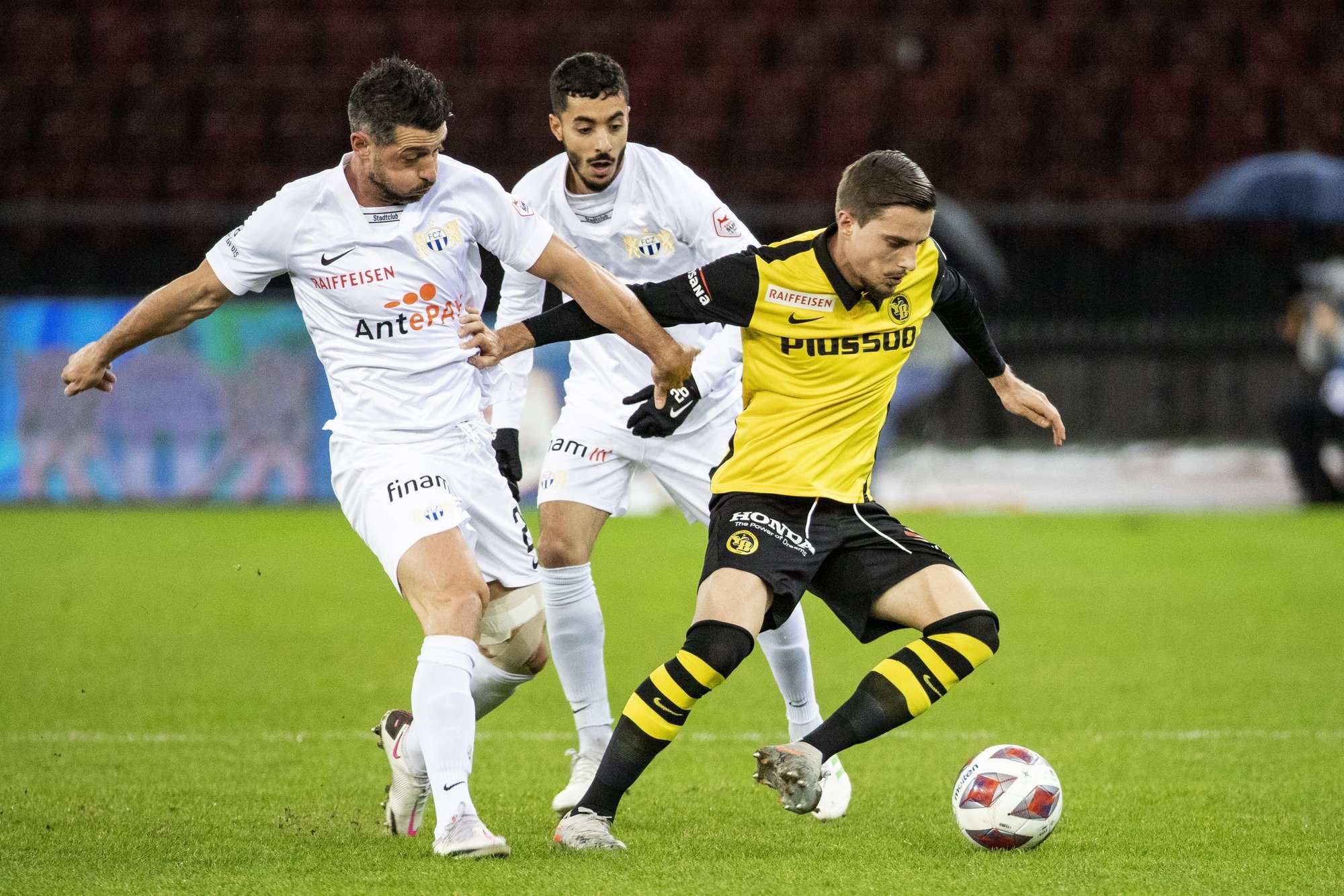 Quentin Maceiras remporte son duel avec Blerim Dzemaili et Salim Khelifi, les joueurs du FC Zurich.