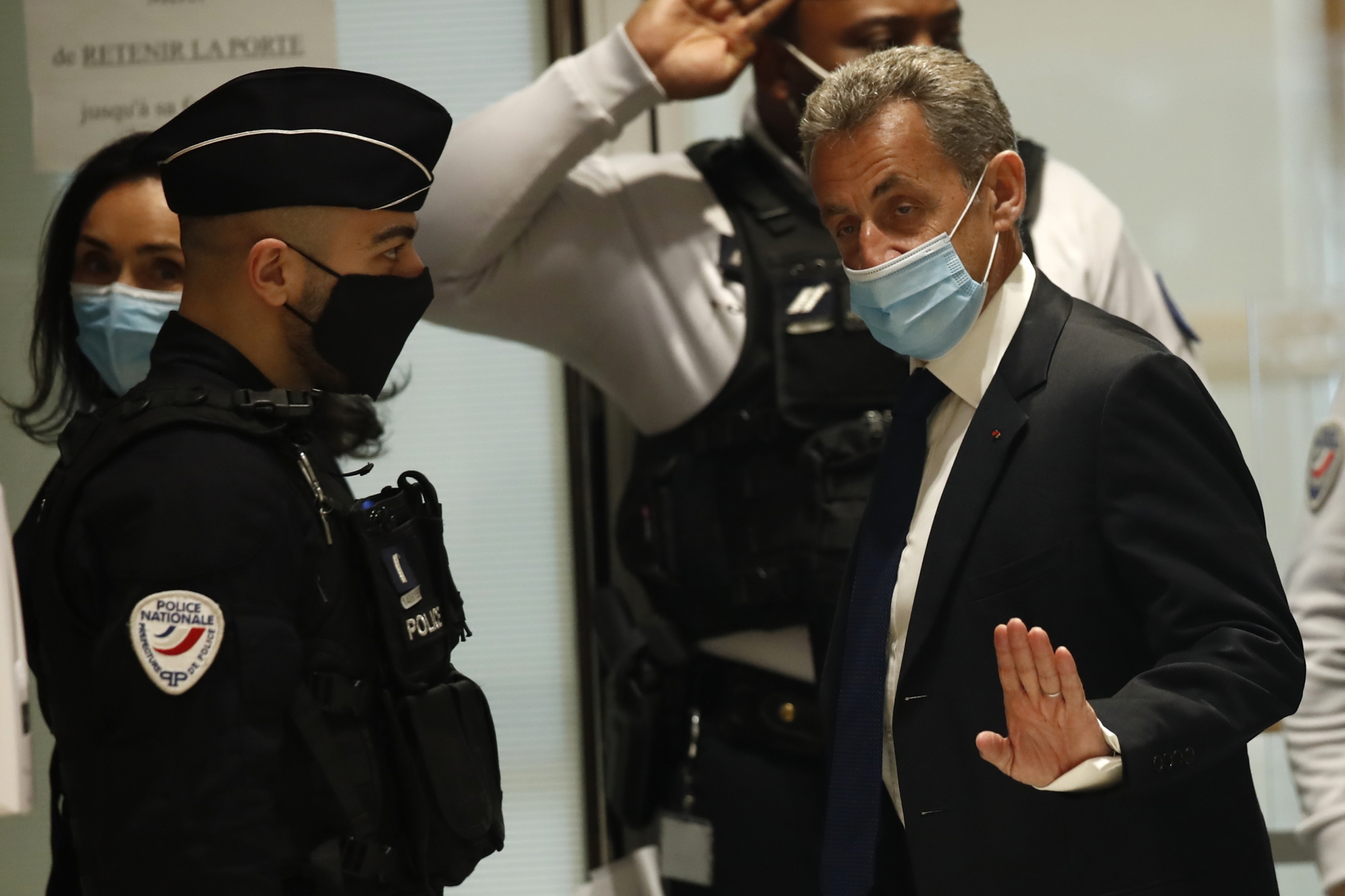 Les «complices» de Sarkozy, Gilbert Azibert et l’avocat Thierry Herzog, ont aussi été condamnés à des peines de prison, assortie pour l’avocat à une interdiction d’exercer pendant 5 ans.