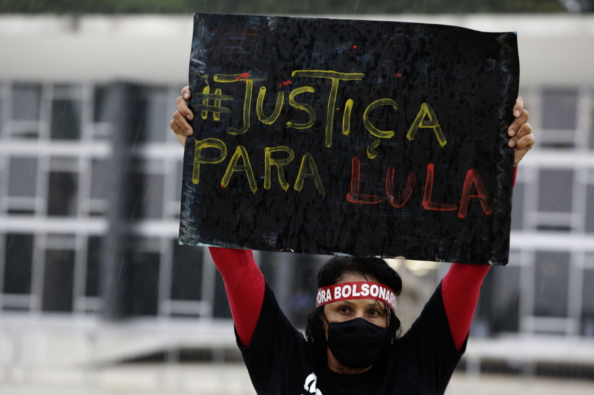 Après l’annonce de l’annulation de la condamnation de l’ancien président, une manifestante brandit une pancarte «Justice pour Lula». Sur son bandeau est inscrit «Dehors Bolsonaro».