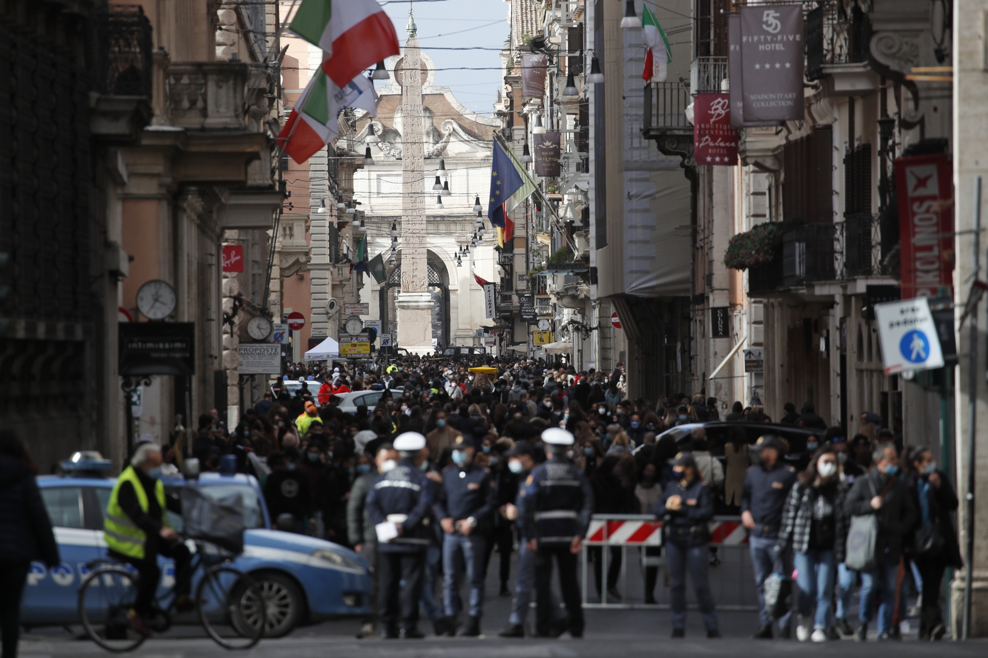 Dimanche, la foule avait envahi la Via del Corso à Rome, dernier jour de shopping et de relative liberté avant ce nouveau confinement.
