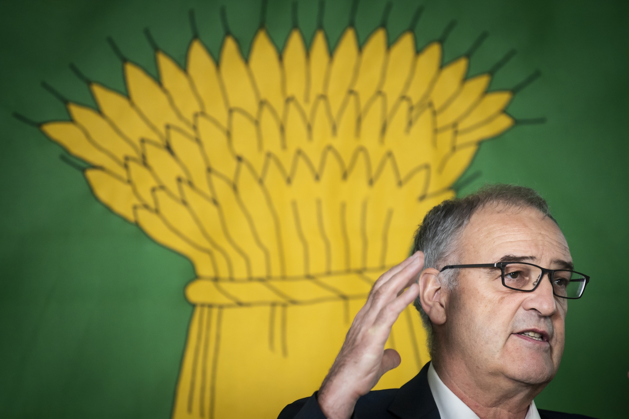 Le Conseiller federal Guy Parmelin, parle lors de la presentation d'un projet sur le remaniement parcellaire au service d?une agriculture innovante le vendredi 9 octobre 2020 a Assens dans le canton de Vaud. (KEYSTONE/Jean-Christophe Bott)