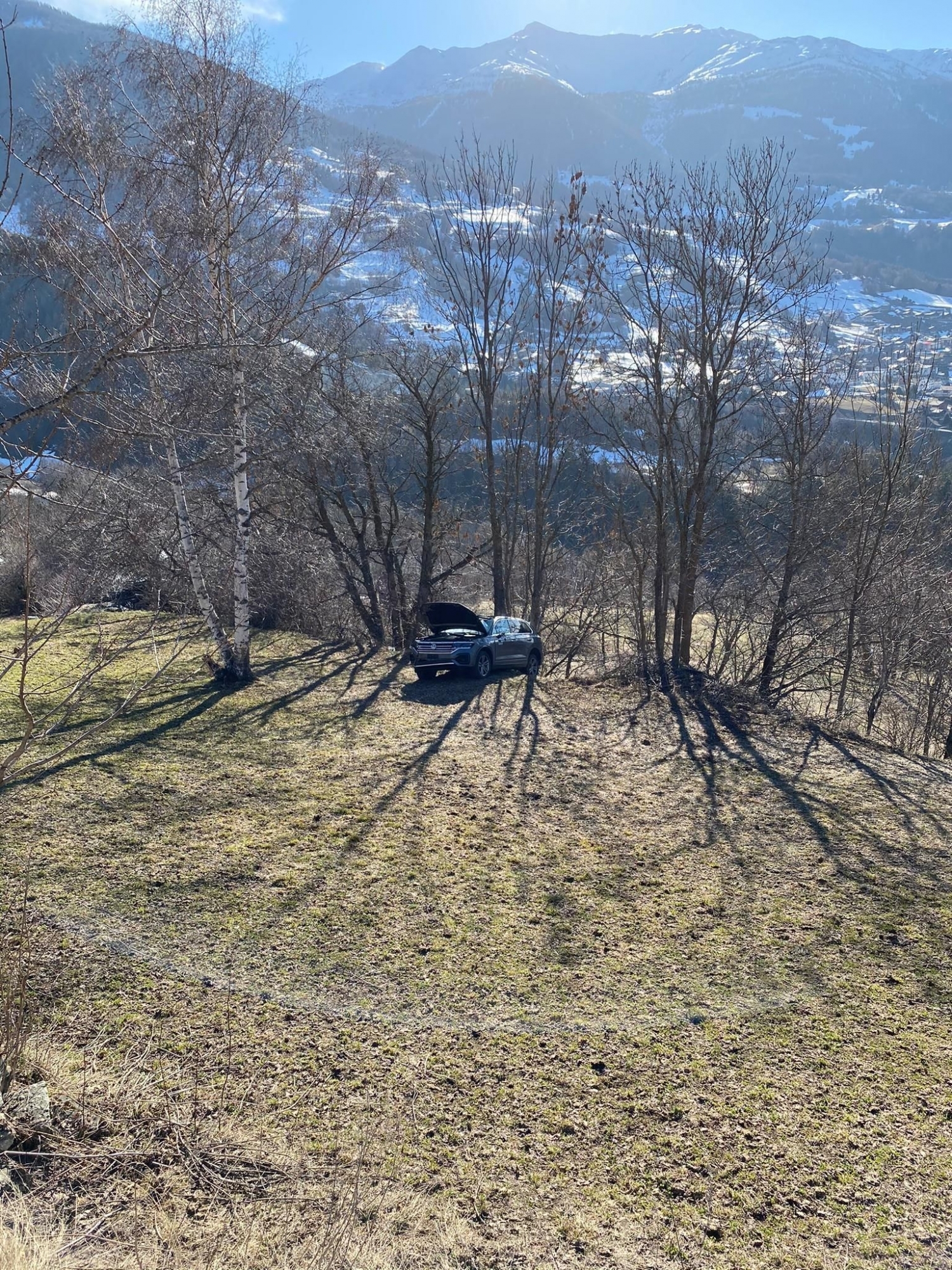 Le véhicule a terminé sa série de tonneaux contre un arbre.