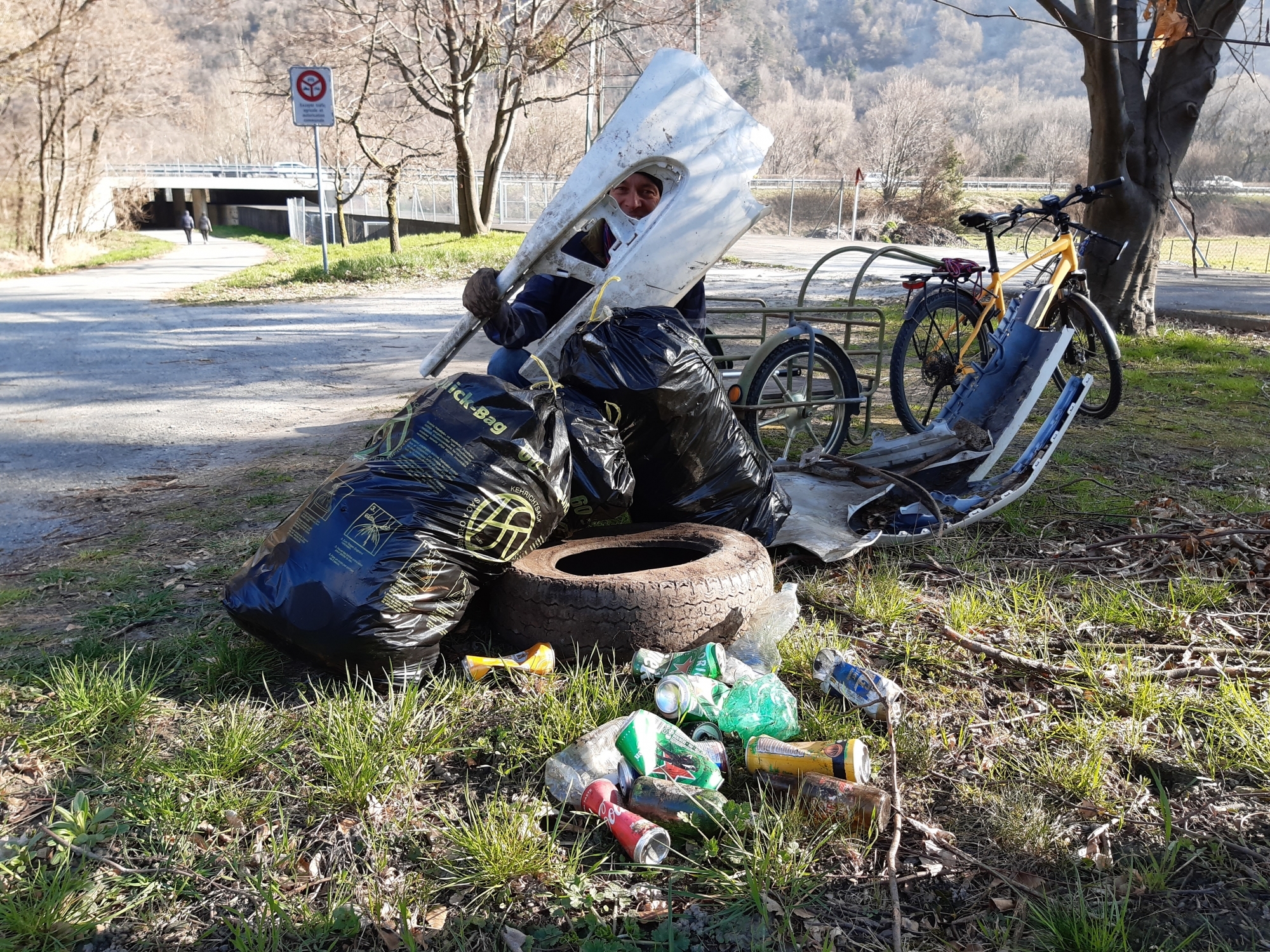 Au milieu de déchets plus courants, un bénévole a trouvé dans la nature un pare-choc de voiture.