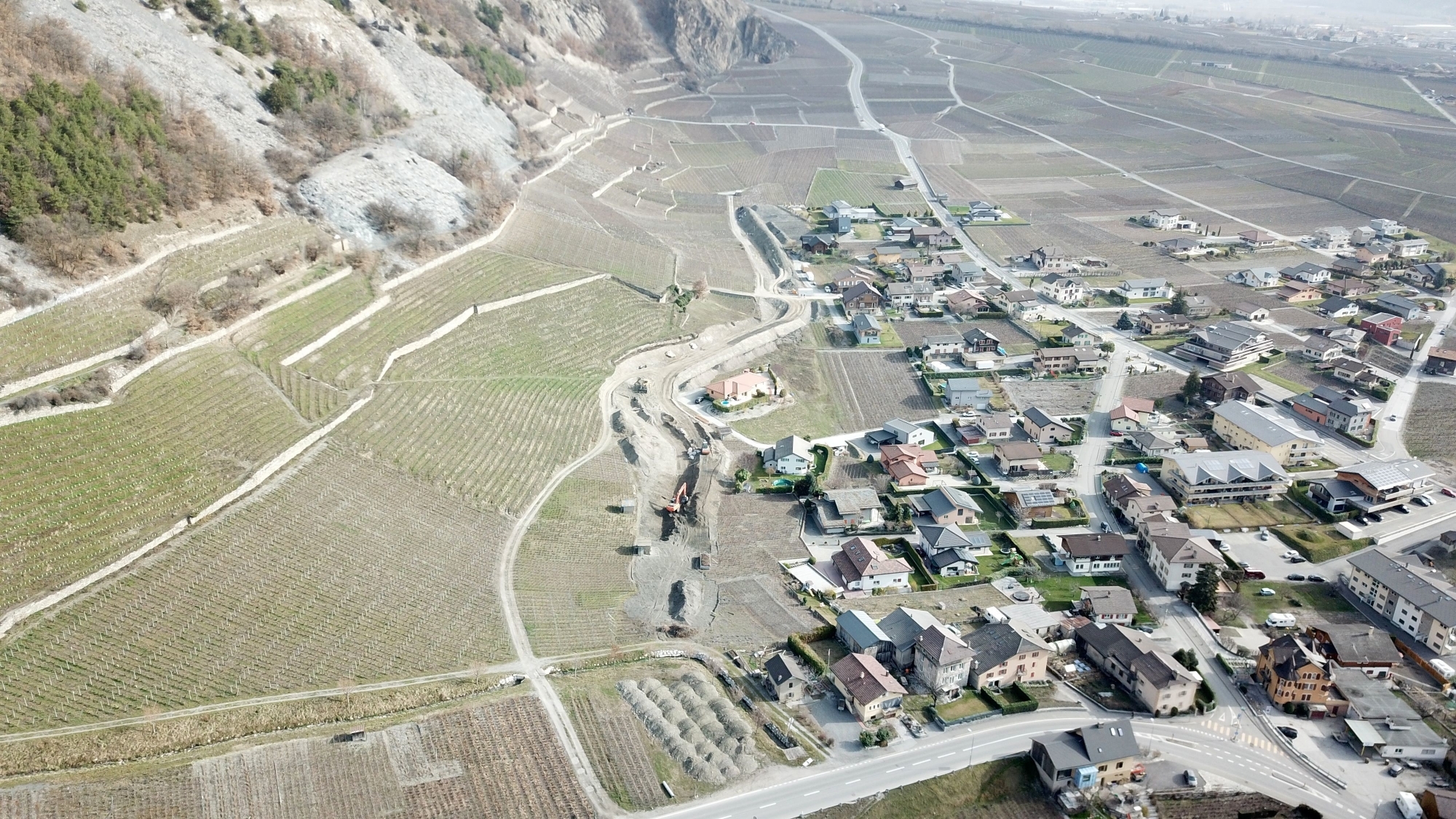 En cours de réalisation, la digue de protection borde la zone à bâtir de la partie supérieure du village de Leytron.