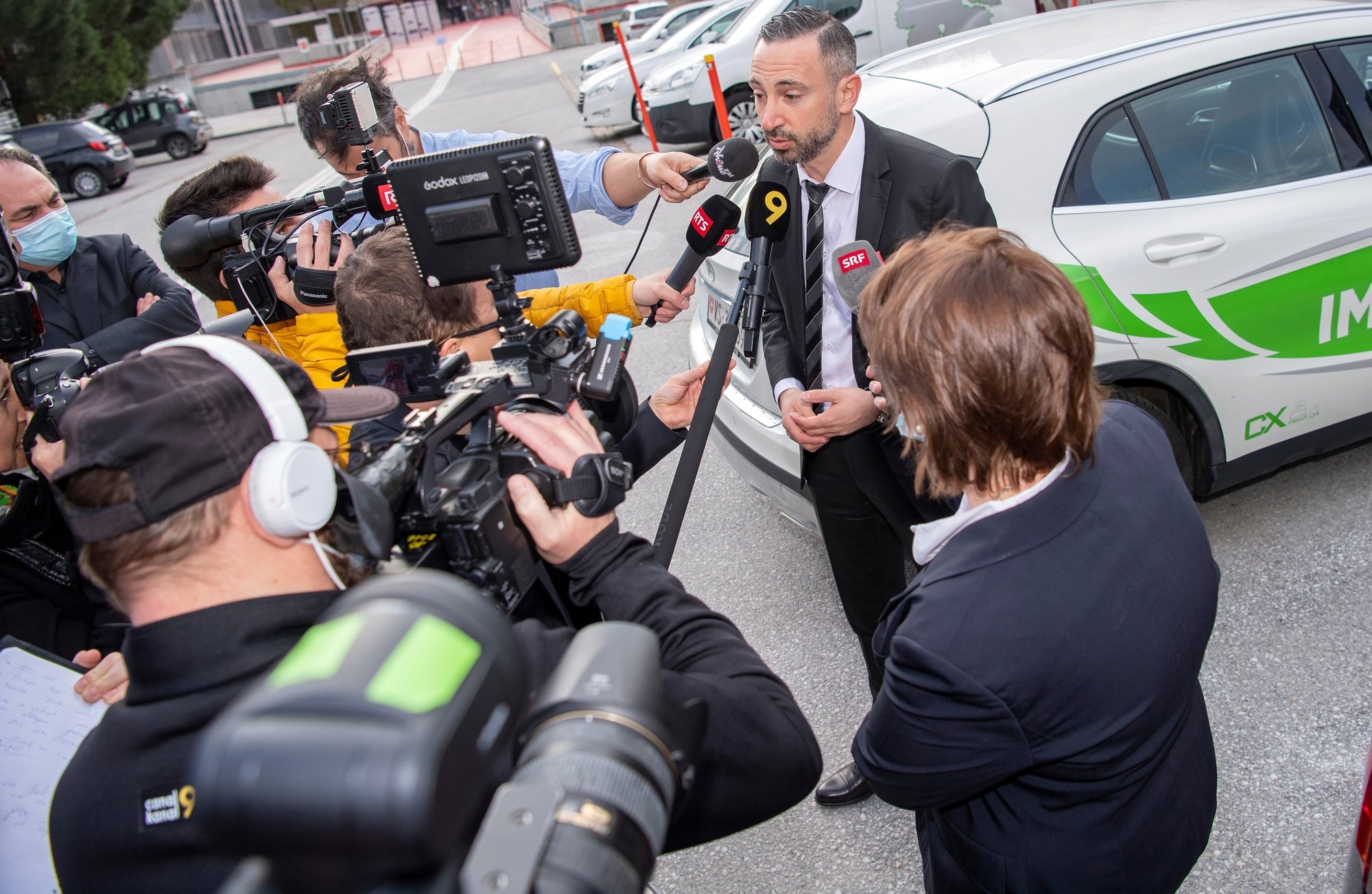 Frédéric Favre est resté avec les siens à son domicile dans l'attente des résultats. A son arrivée au Technopôle de Sierre, tous les médias voulaient recueillir ses premières réactions de la journée.