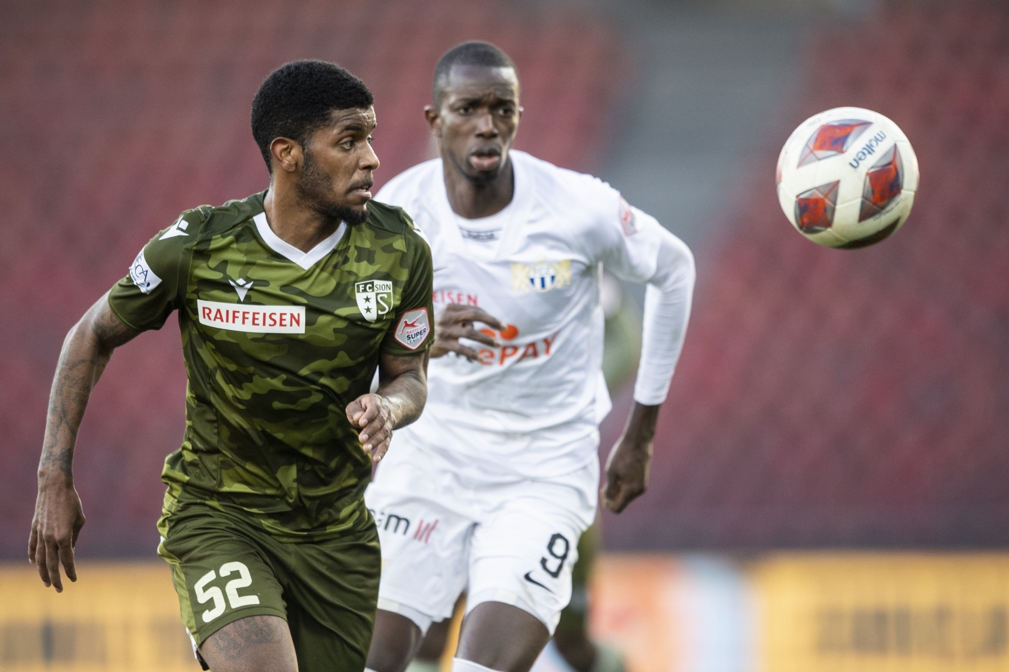 Wesley et Assan Ceesay convoitent le ballon.