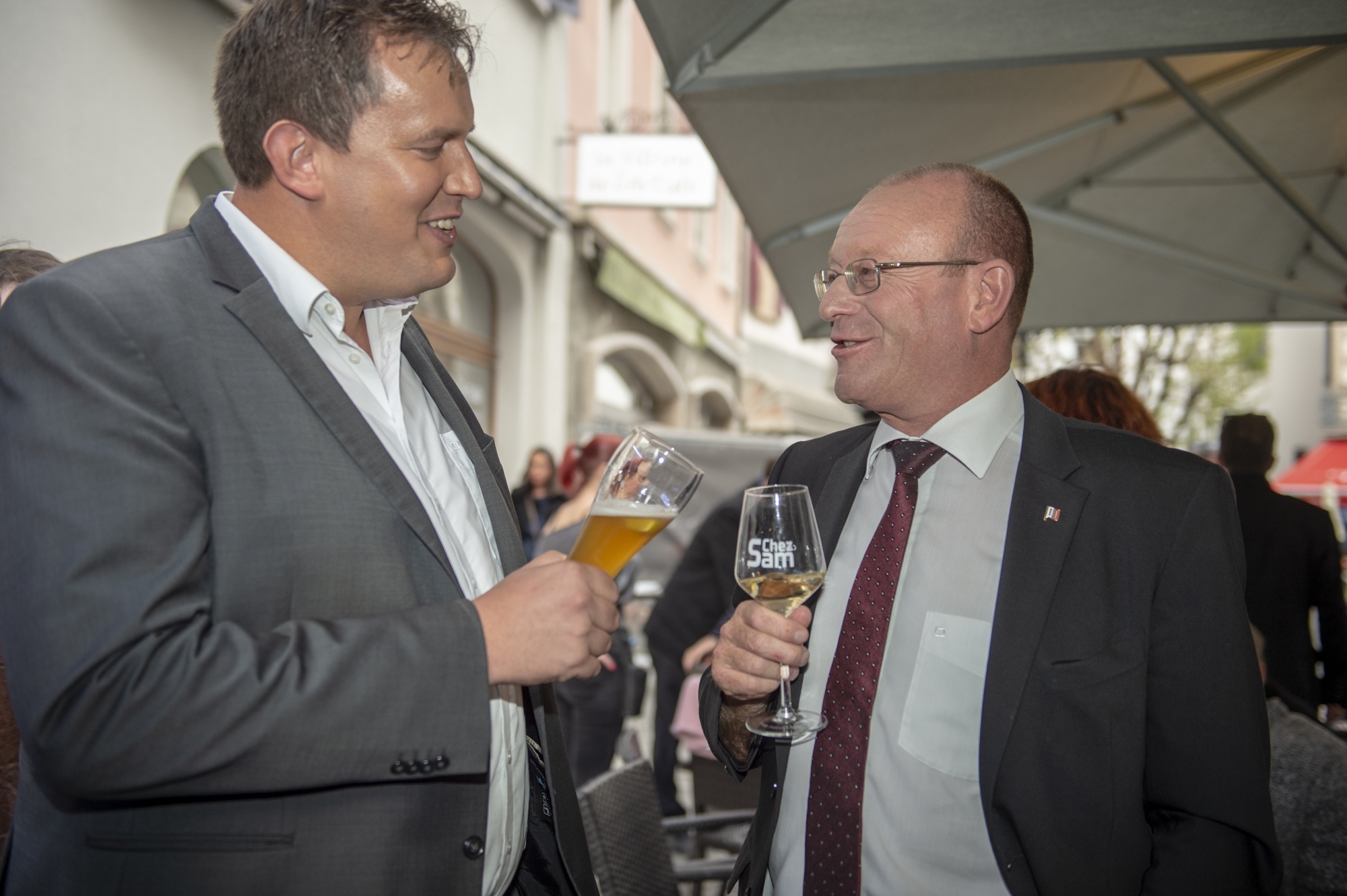 Cyrille Fauchère et Jean-Luc Addor partagent un verre, en 2019, au stamm de l'UDCVr.