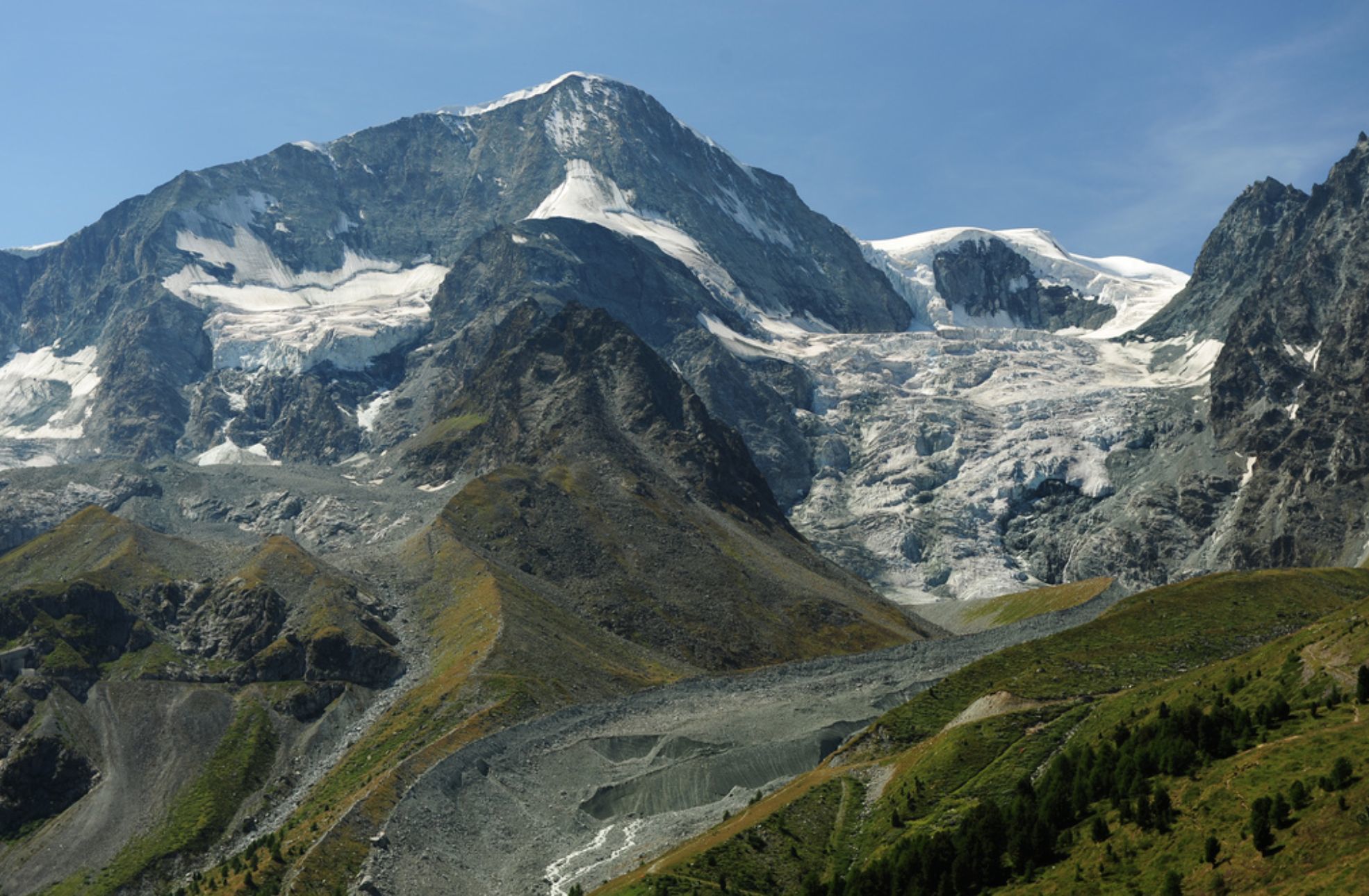 Alors qu'elle était une classique de la région, la face nord du Pigne d'Arolla ne se gravit plus que très rarement, à cause de l'assèchement de la face dû au réchauffement climatique.