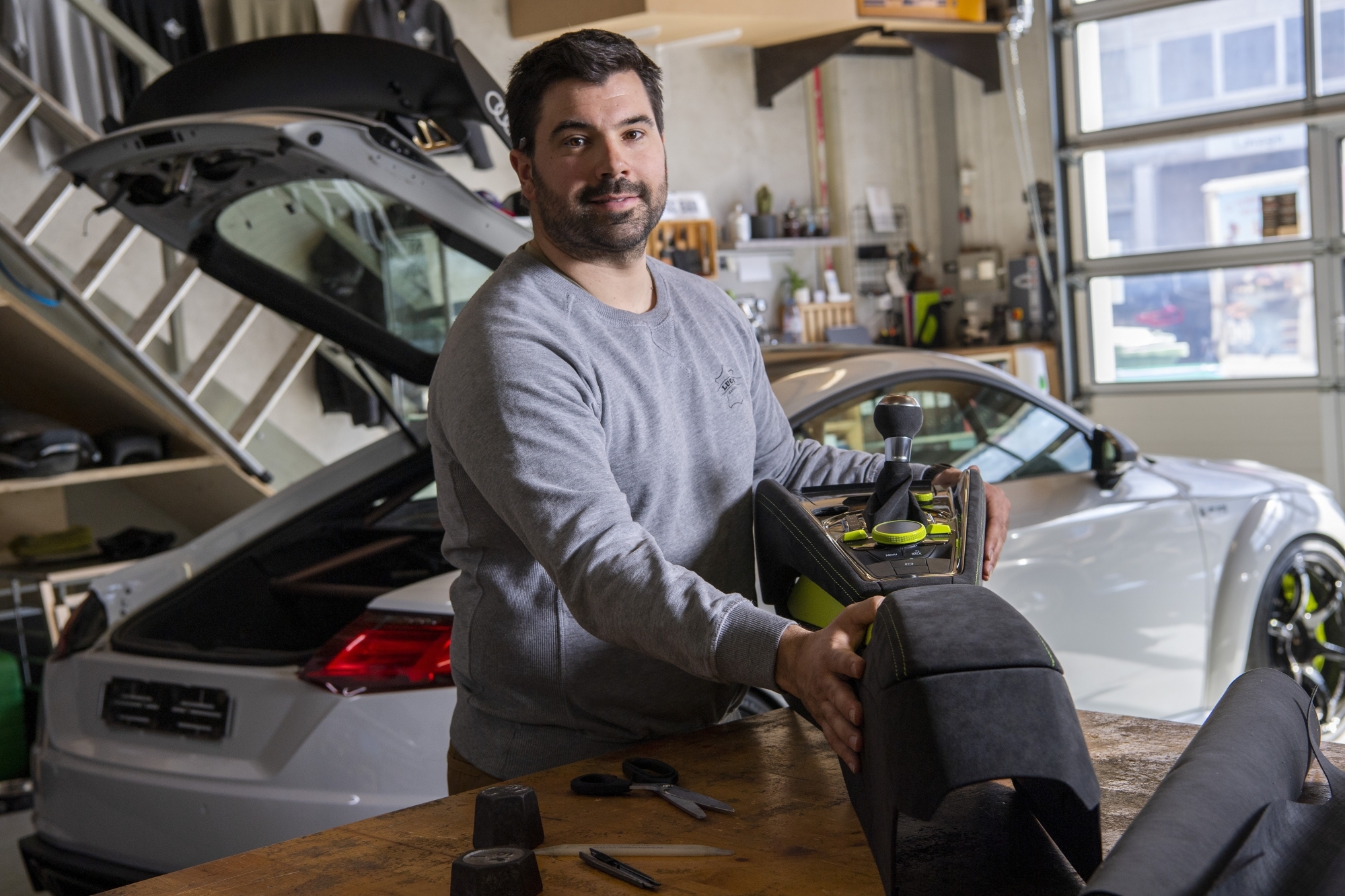 Romain Lugon aime travailler l'intérieur des véhicules. Il oeuvre ici à la fabrication d'un tunnel central pour une Audi TT.