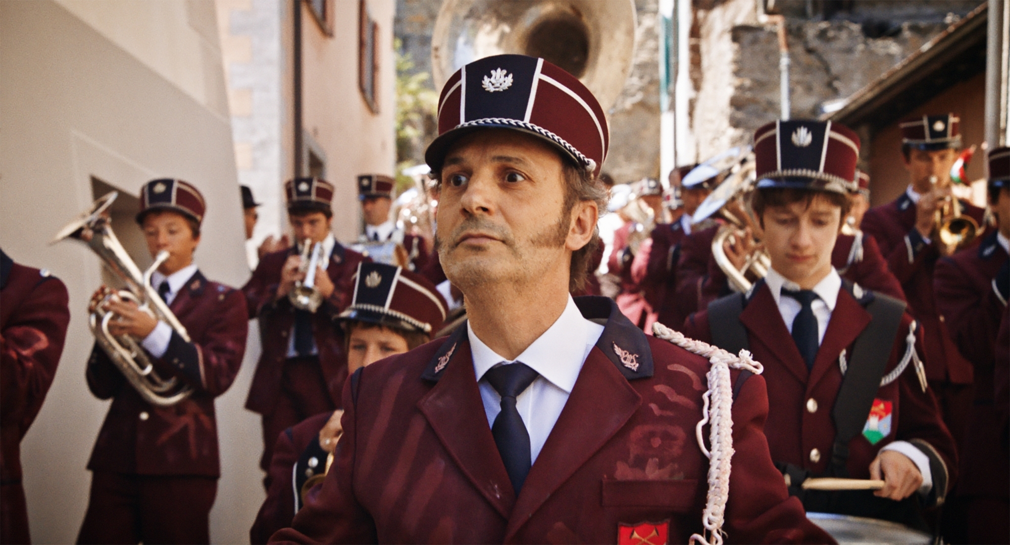 Pierre Mifsud, génial en directeur de la traditionnelle fanfare du village de Monchoux.