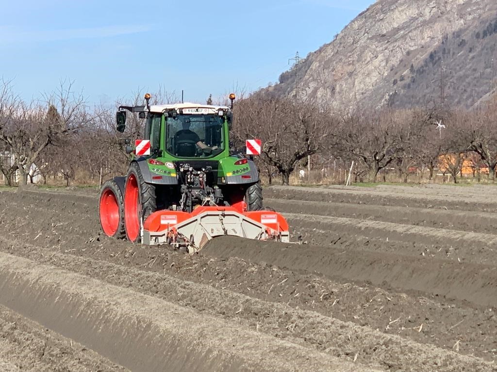 Dans la plaine du Rhône entre Martigny et Vernayaz, la famille Moret a équipé ses tracteurs de guidage GPS pour monter les buttes d'asperges.