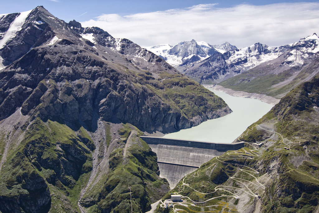 507,5 millions de mètres cubes d'eau ont été amenés dans le lac des Dix, en provenance du Val d'Hérens et du Mattertal.