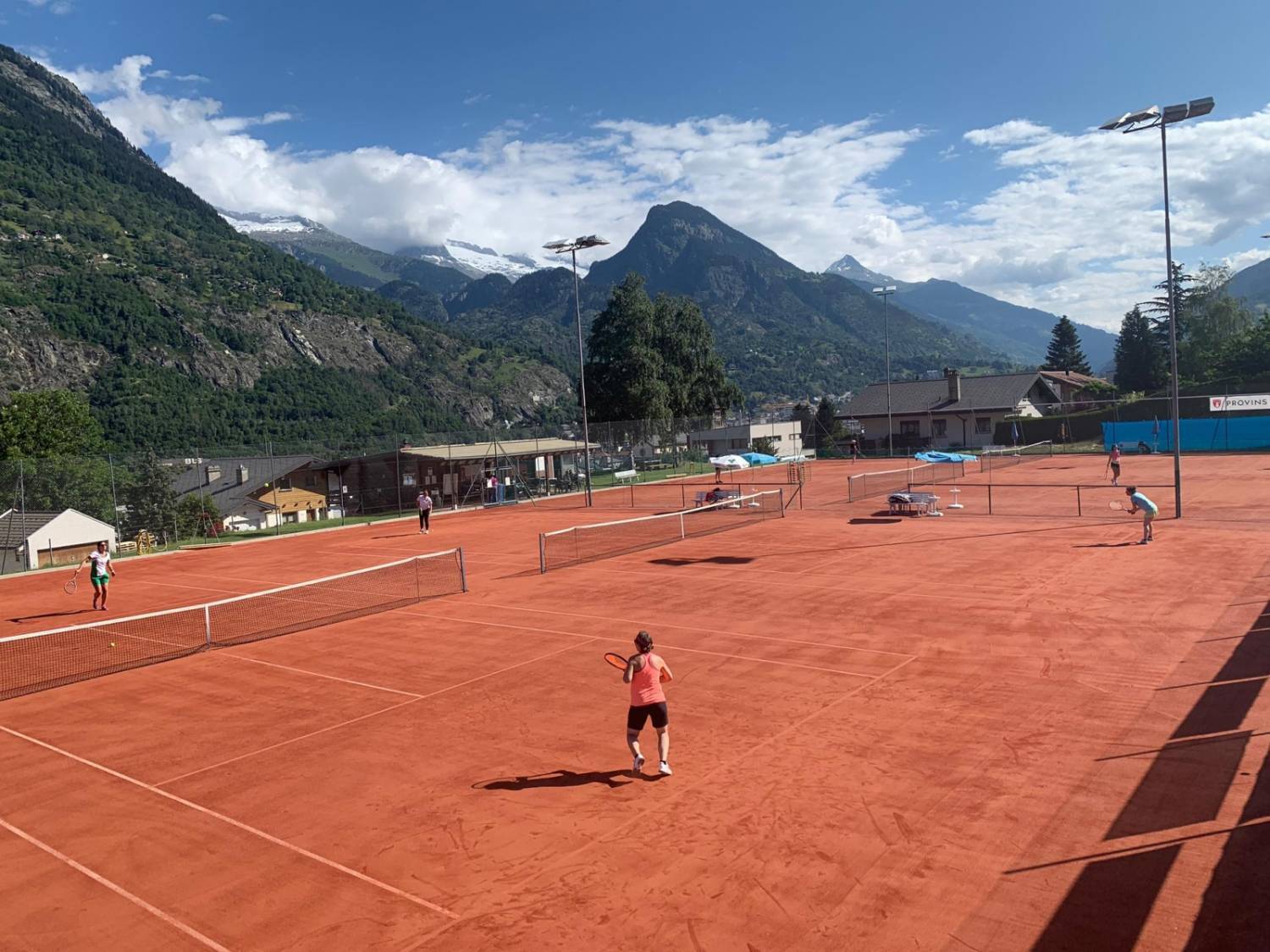 Le tennis occupe la quatrième place dans le canton du Valais en termes de grandeur d'association et de nombre de membres actifs.