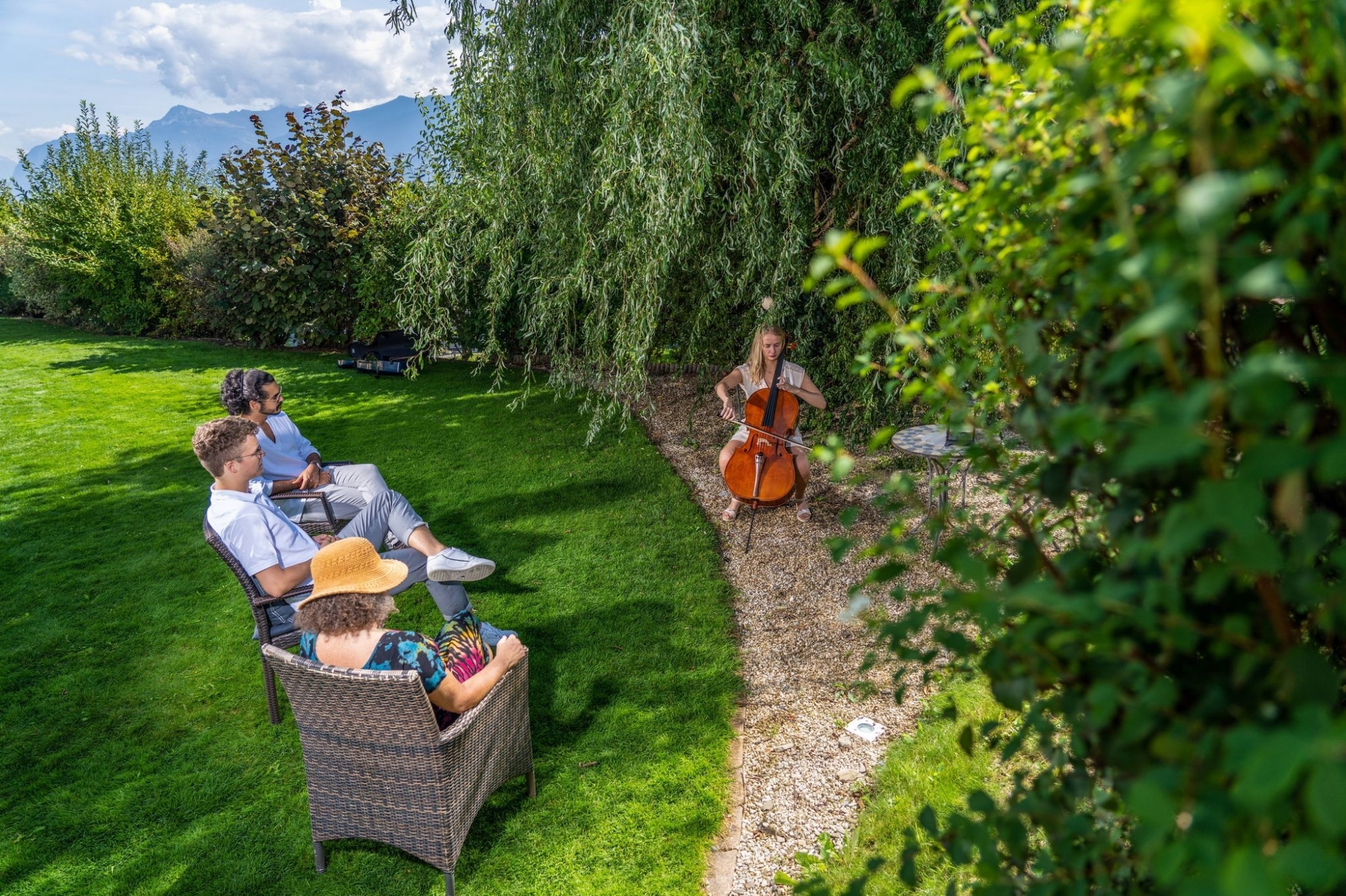 Après une incursion dans les salons, les musiciens retrouvent le plein air pour la Fête des mères.