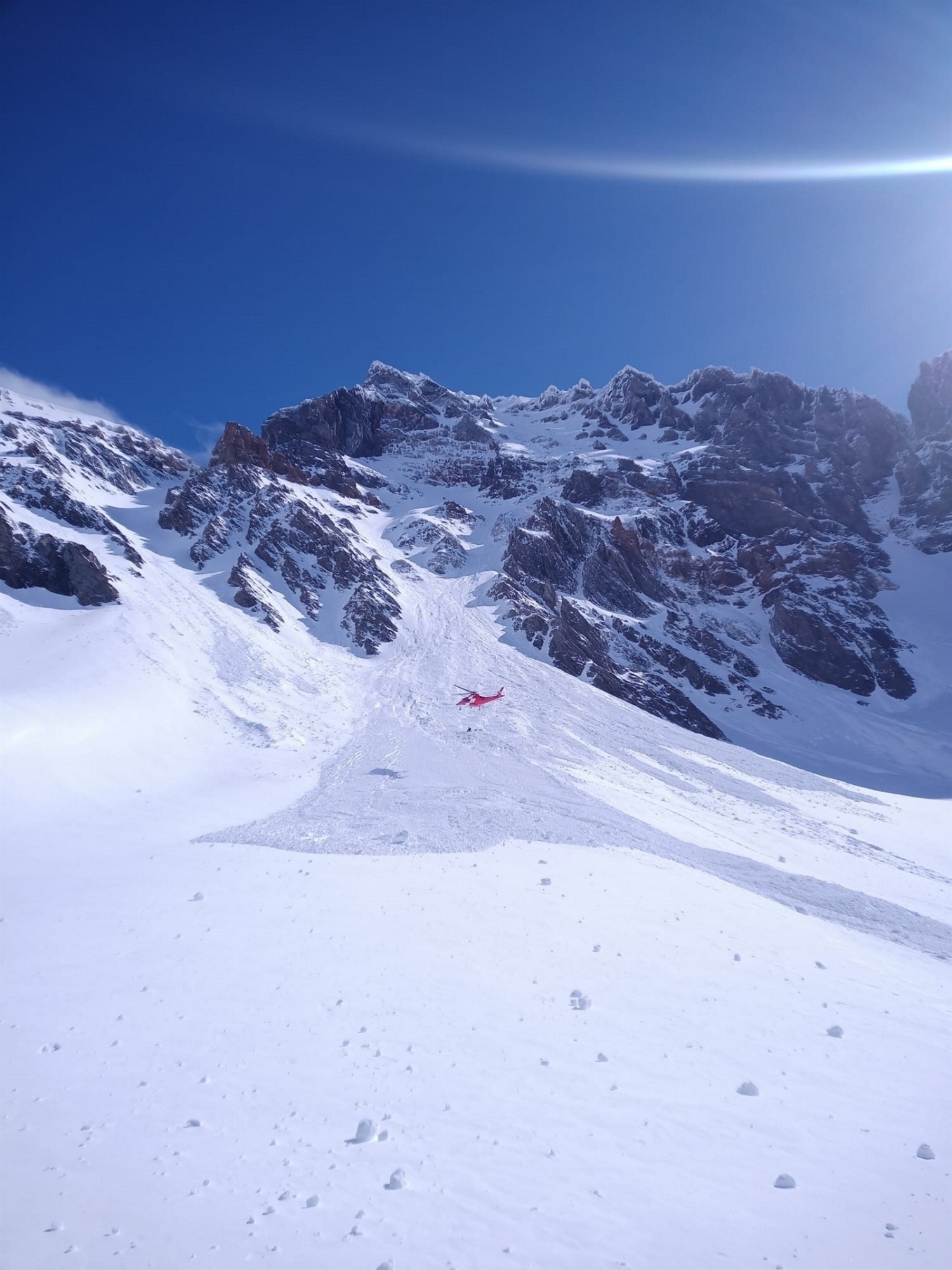 Les deux hommes ont été emportés par la masse de neige, faisant une chute de mille mètres dans la falaise.