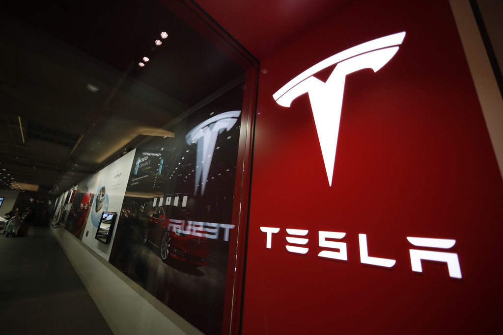 Tesla a rappelé que la supervision active d’un conducteur reste nécessaire.