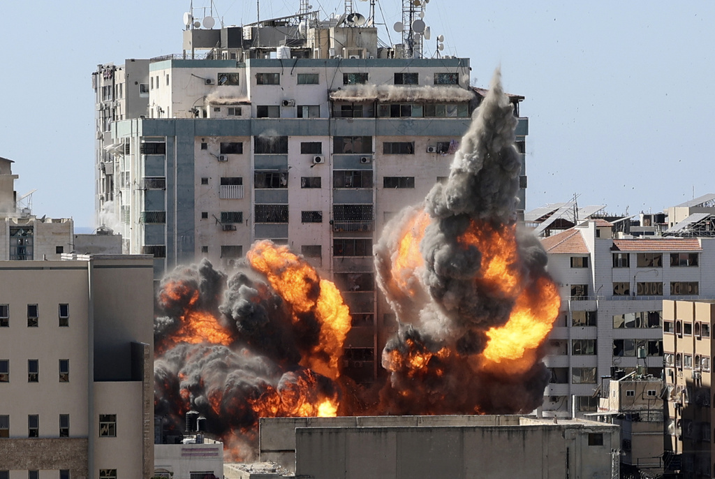 L'armée israélienne a mené une frappe samedi sur un immeuble d'une dizaine d'étages. Le bâtiment abritait les locaux de la chaîne de télévision qatarie Al-Jazeera et de l'agence de presse américaine Associated Press (AP) dans la bande de Gaza.