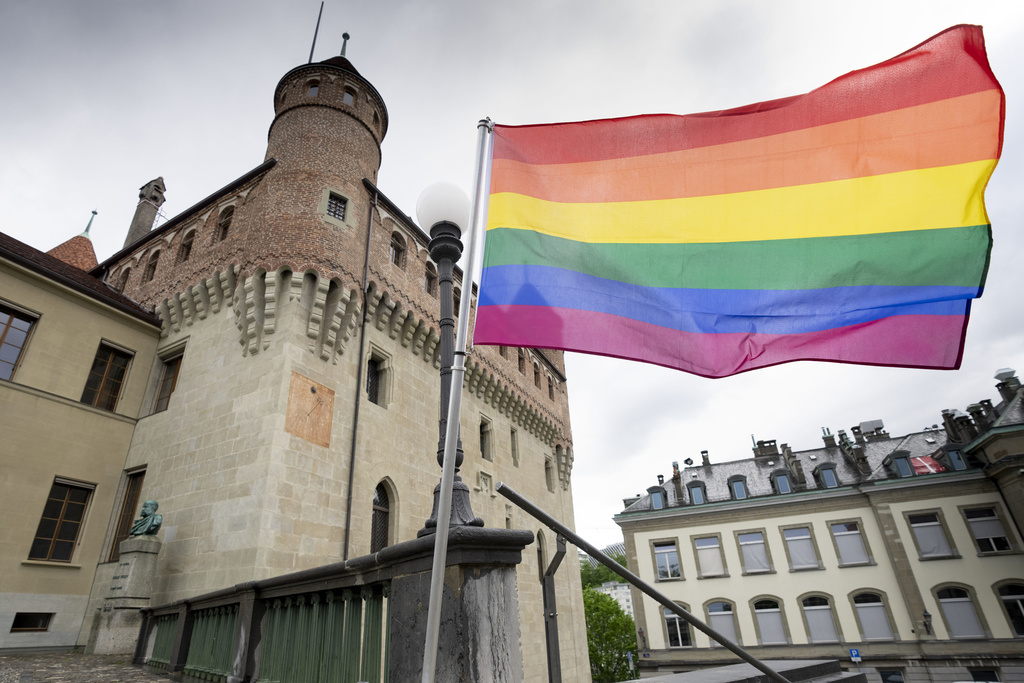 La municipalité de Lausanne a hissé lundi matin le drapeau-arc-en-ciel sur le mât de l'Hôtel-de-ville pour marquer son soutien à la cause.