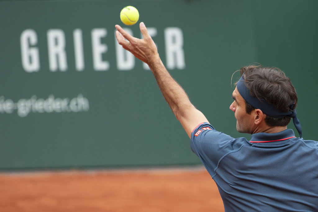 Roger Federer of Switzerland serves a ball to Pablo Andujar of Spain during their men's second round match, at the ATP 250 Geneva Open tournament in Geneva, Switzerland, Tuesday, May 18, 2021. The matches of the Geneva Open are played in front of 100 spectators due to preventive measure against the spread the coronavirus COVID-19. (KEYSTONE/Salvatore Di Nolfi)