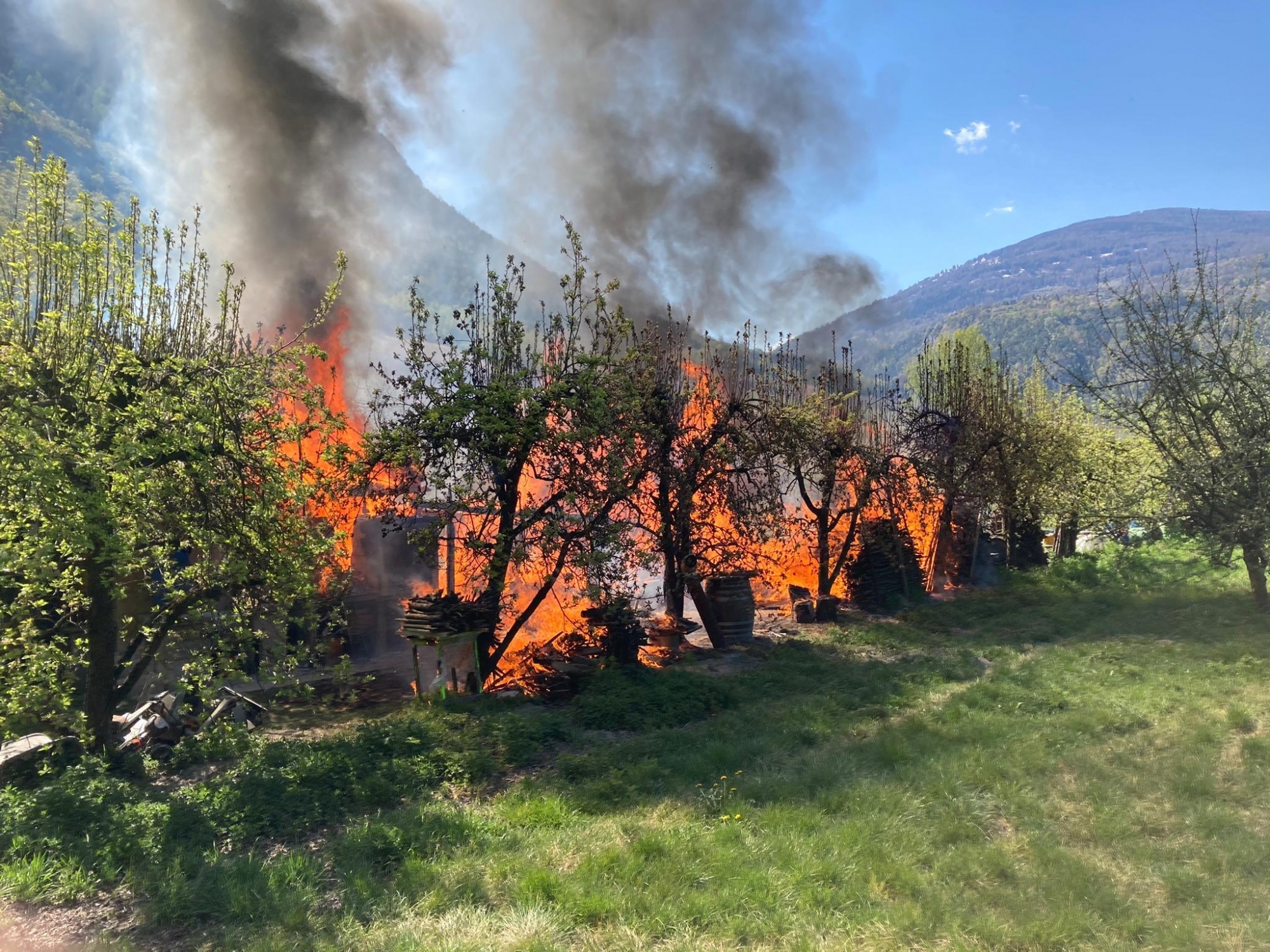 La construction de jardin en flammes au moment de l'intervention des pompiers.