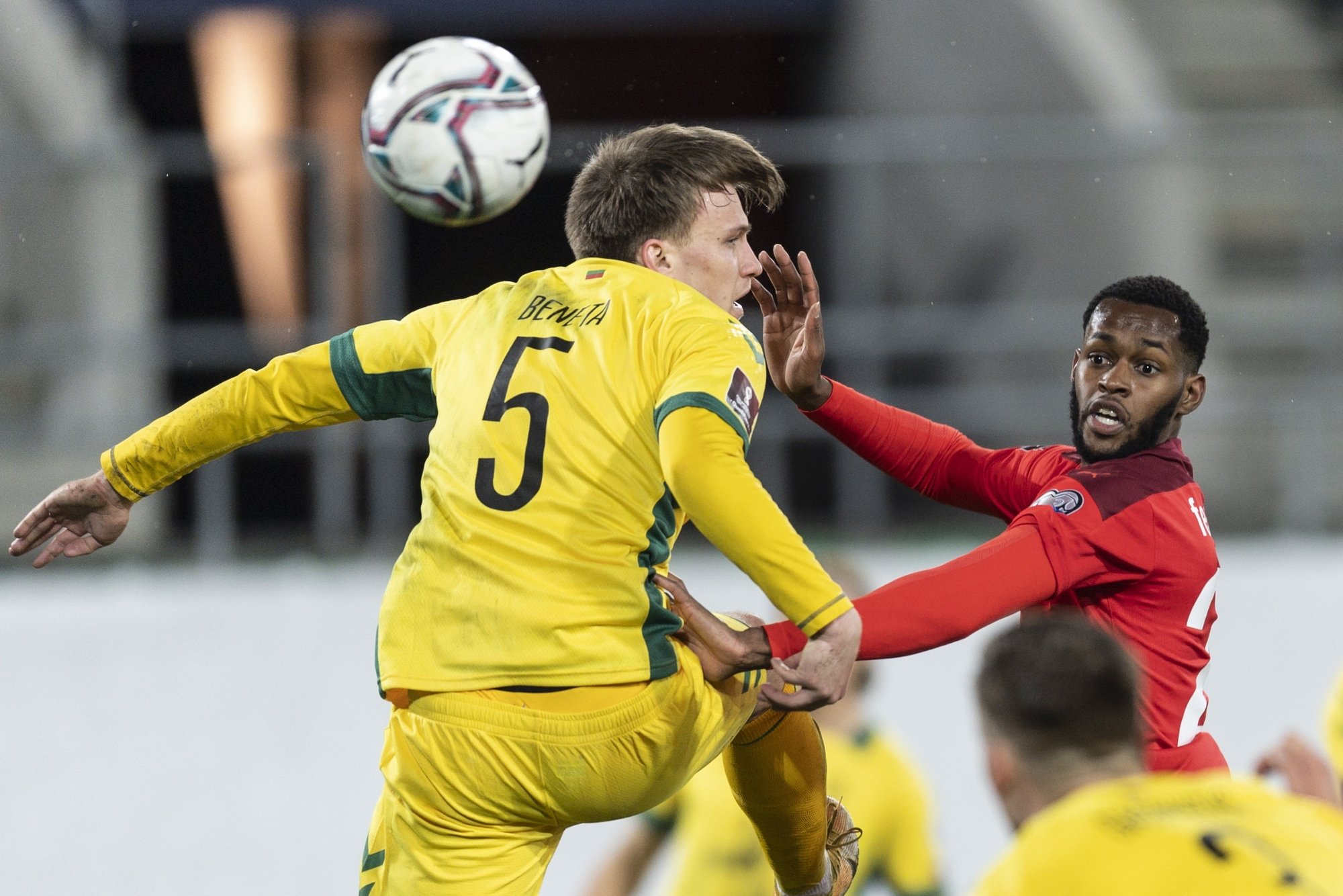 Edimilson Fernandes saute dans la défense lituanienne représentée par Markas Beneta.