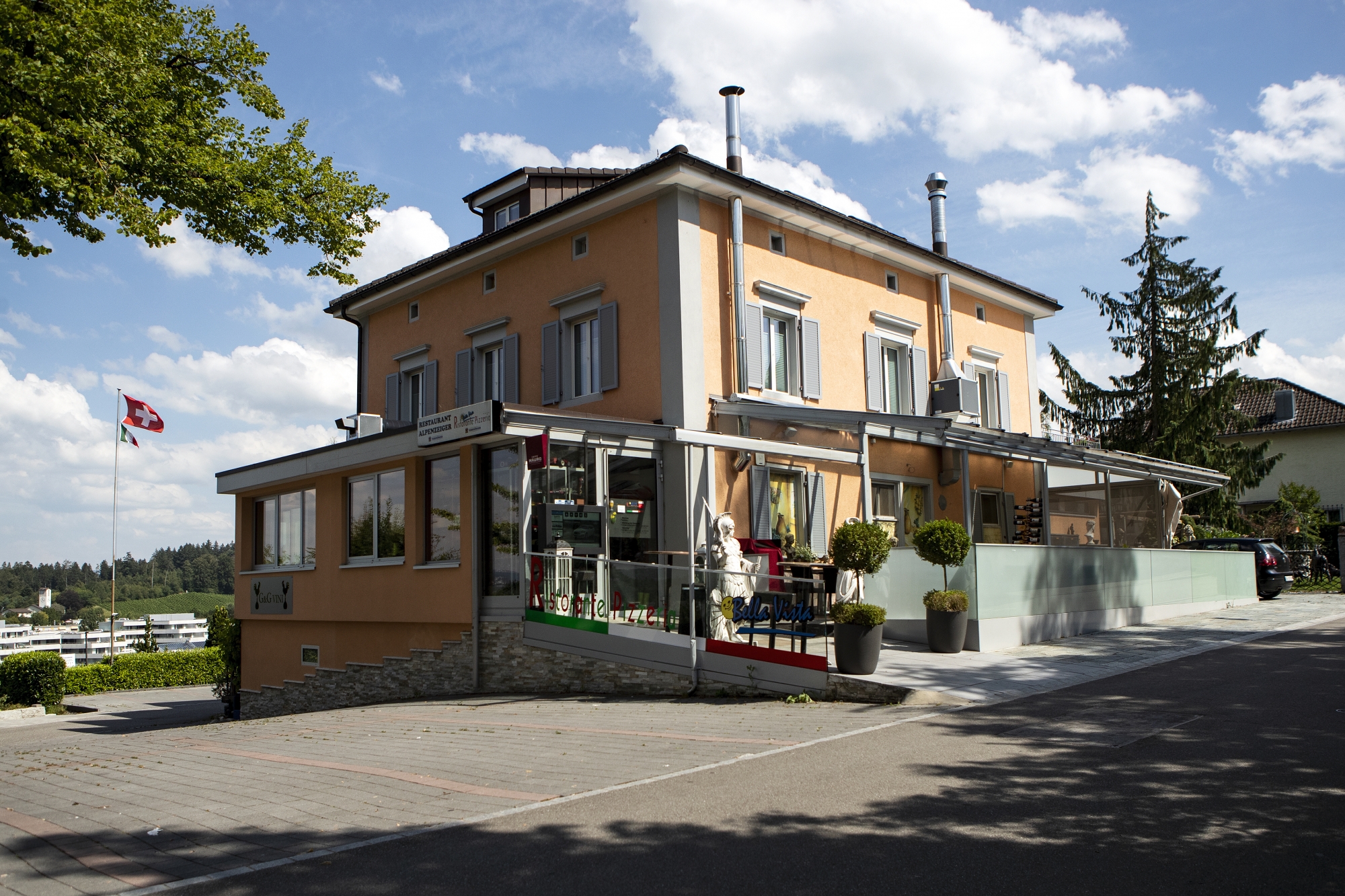 Das Restaurant Bella Vista in Muri, AG, am Donnerstag, 23. Juli 2020. In der beliebten Pizzeria hat die Bundespolizei am Dienstag, 21. Juli eine grossangelegte Aktion durchgef¸hrt, die im Zusammenhang mit der italienischen Mafia, der &#x2018;Ndrangheta aus Kalabrien steht. Das Restaurant wurde durchsucht und zwei Autos abtransportiert. Der Besitzer war nicht anwesend, da das Restaurant offiziell bis zum 3. August wegen Betriebsferien geschlossen bleibt. (KEYSTONE/Alexandra Wey)