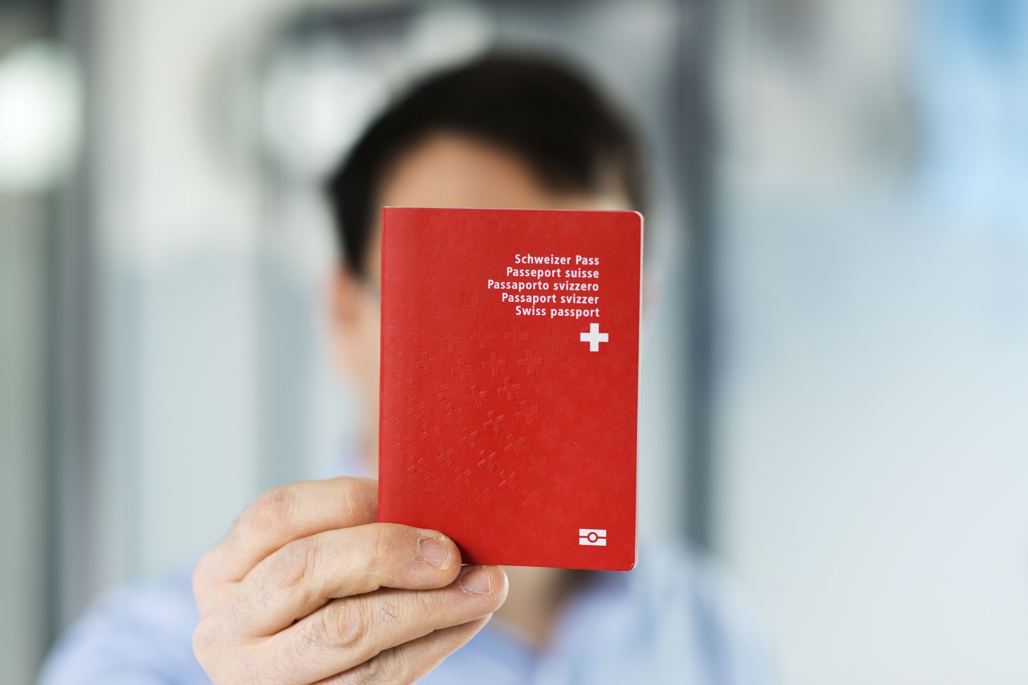 Ein Mann haelt einen biometrischen Schweizer Pass in der Hand, aufgenommen am 10. Februar 2014 in Bern. (KEYSTONE/Christian Beutler)

A man holds a Swiss biometric passport, pictured in Bern, Switzerland, February 10, 2014. (KEYSTONE/Christian Beutler)