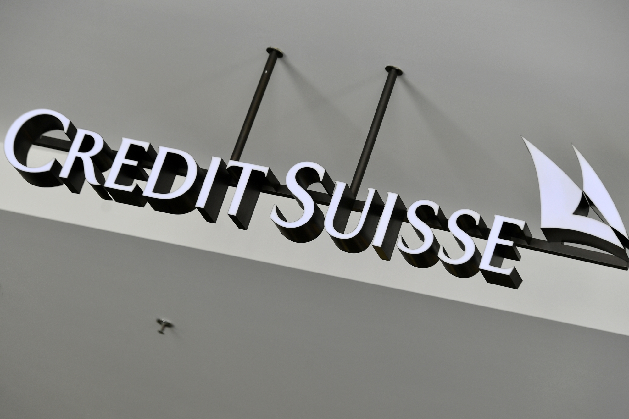 Credit Suisse Logo am Hauptsitz am Zuercher Paradeplatz am Dienstag, 14. Februar 2017. Die Grossbank faehrt 2016 einen Milliarden-Verlust ein und will mehrere Tausend Stellen abbauen. (KEYSTONE/Walter Bieri)