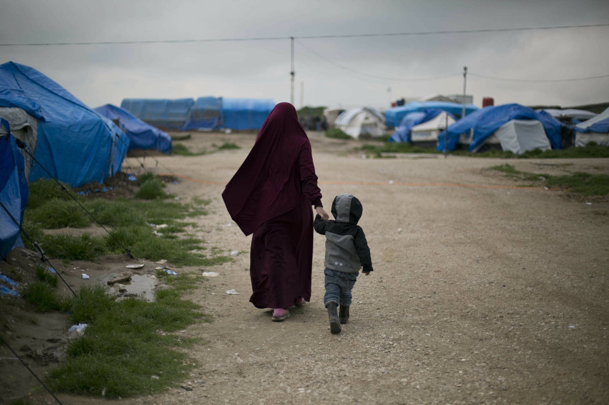 Une mère et son enfant dans le camp de Roj, au nord-est de la Syrie, là où sont les demi-sœurs suisses Amal et Layla*,  9 et 14 ans.