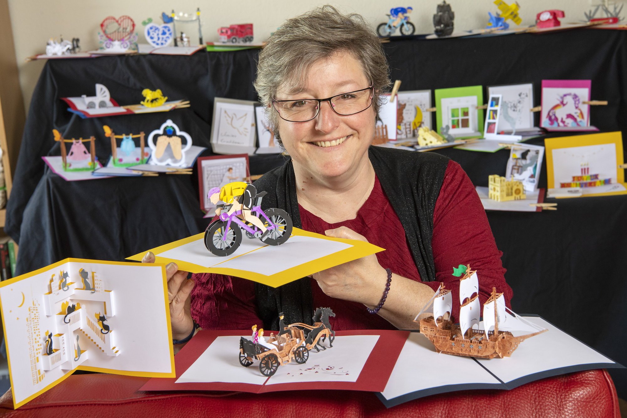 A Monthey, Patricia Favre fabrique des cartes artisanales en 3D.