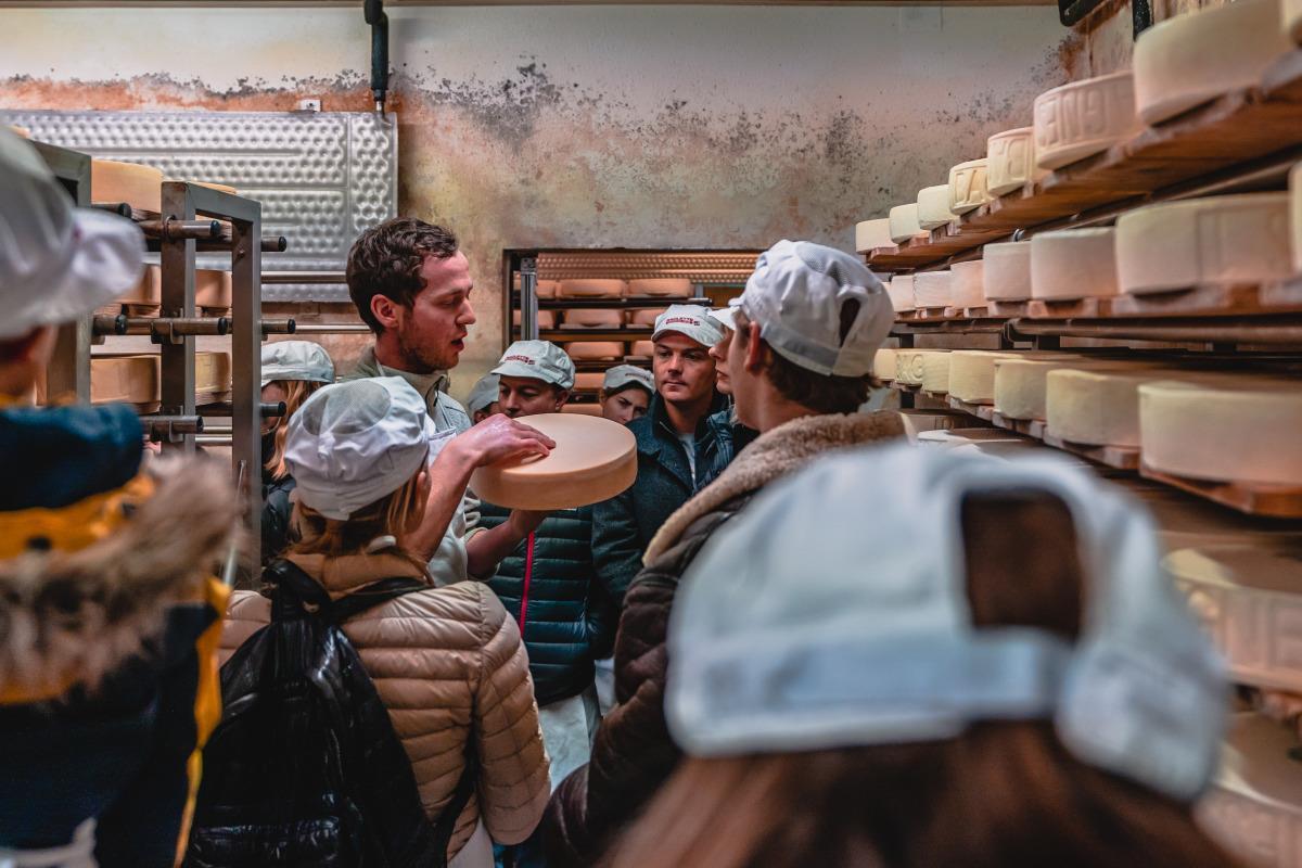 A Verbier, un atelier permet de découvrir les secrets de la fabrication du fromage.